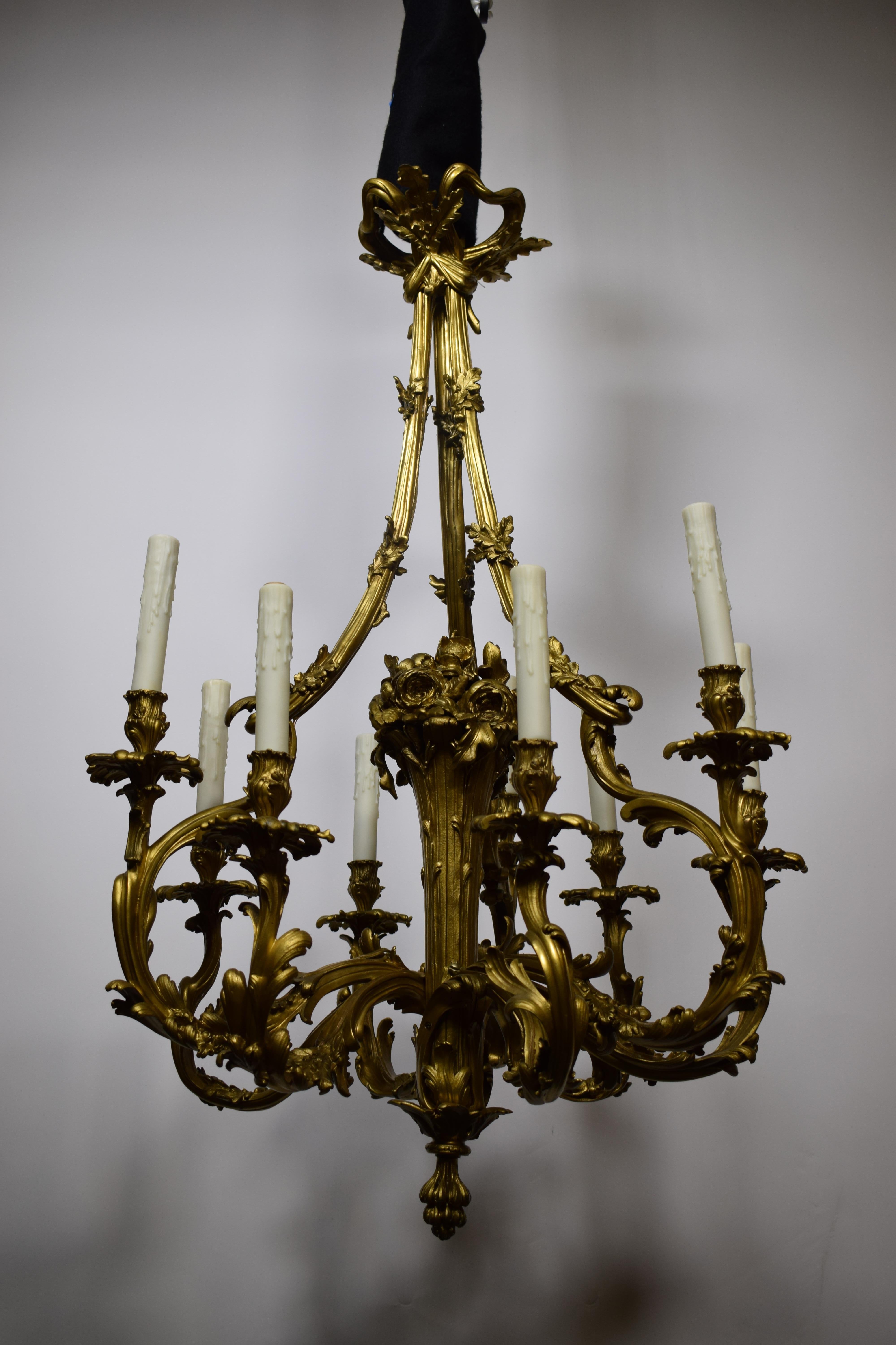 Kronleuchter aus vergoldeter Bronze im Louis-XV-Stil. im Angebot 8
