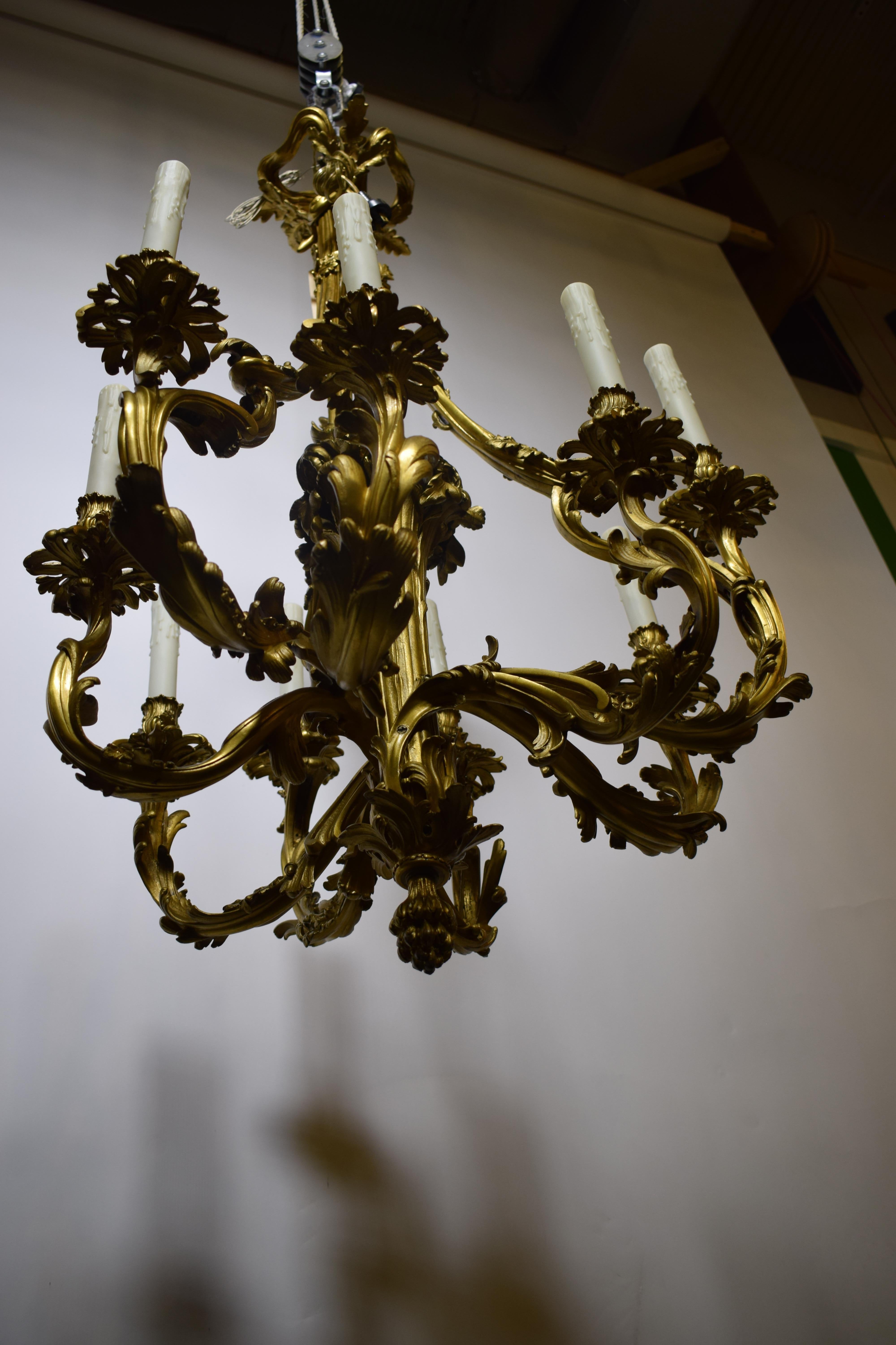 Kronleuchter aus vergoldeter Bronze im Louis-XV-Stil. im Angebot 11