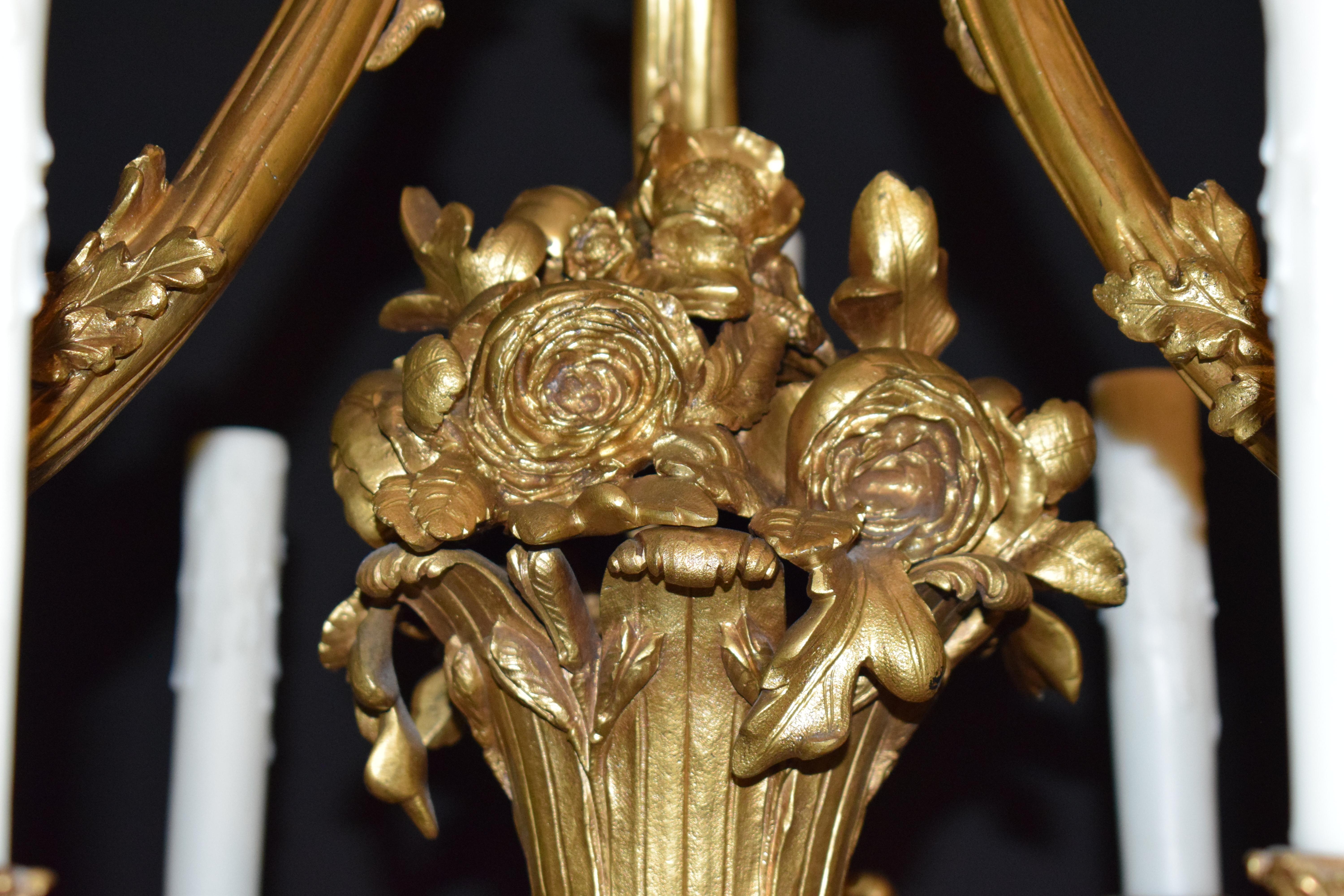 Kronleuchter aus vergoldeter Bronze im Louis-XV-Stil. (Vergoldet) im Angebot