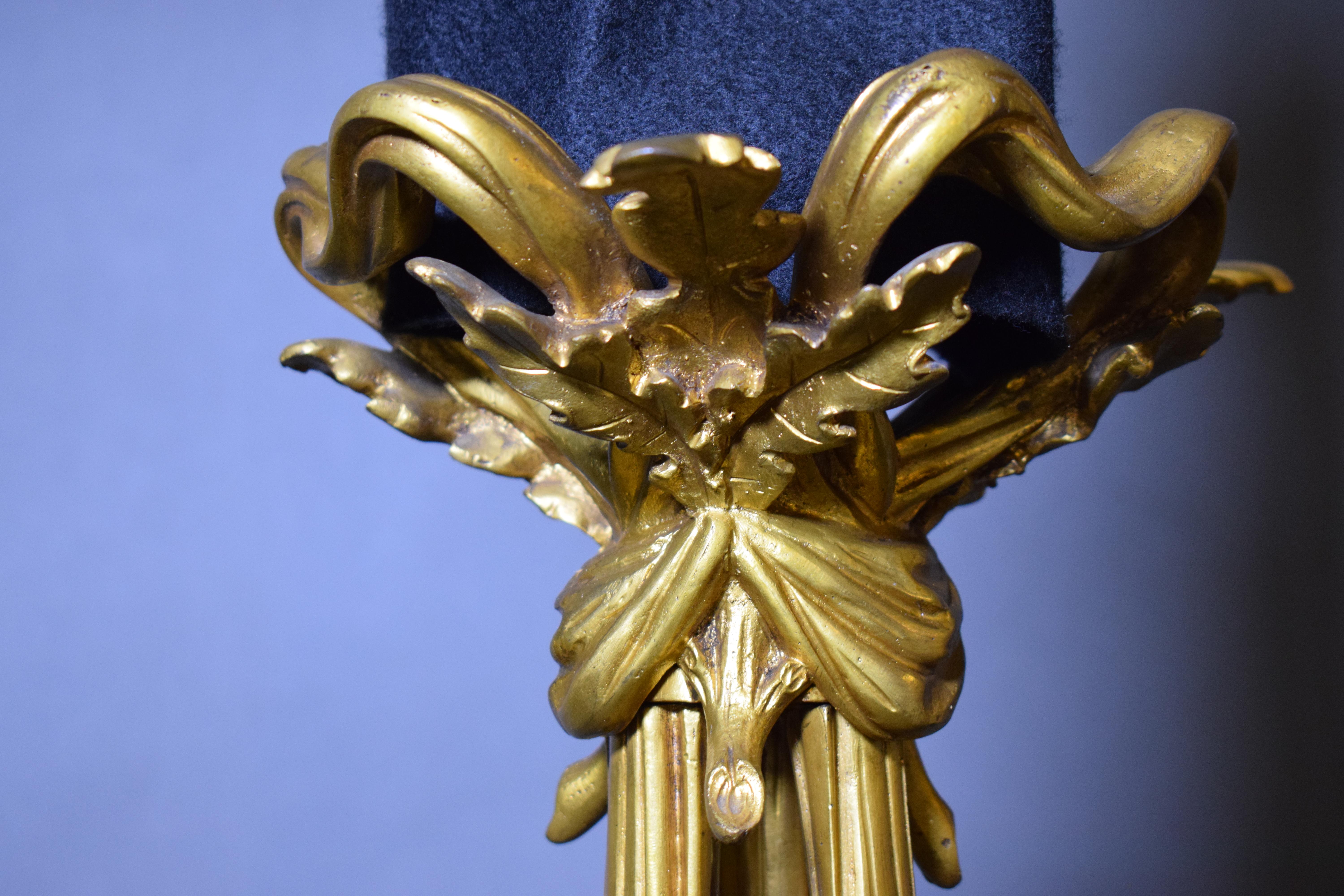Kronleuchter aus vergoldeter Bronze im Louis-XV-Stil. im Zustand „Gut“ im Angebot in Atlanta, GA