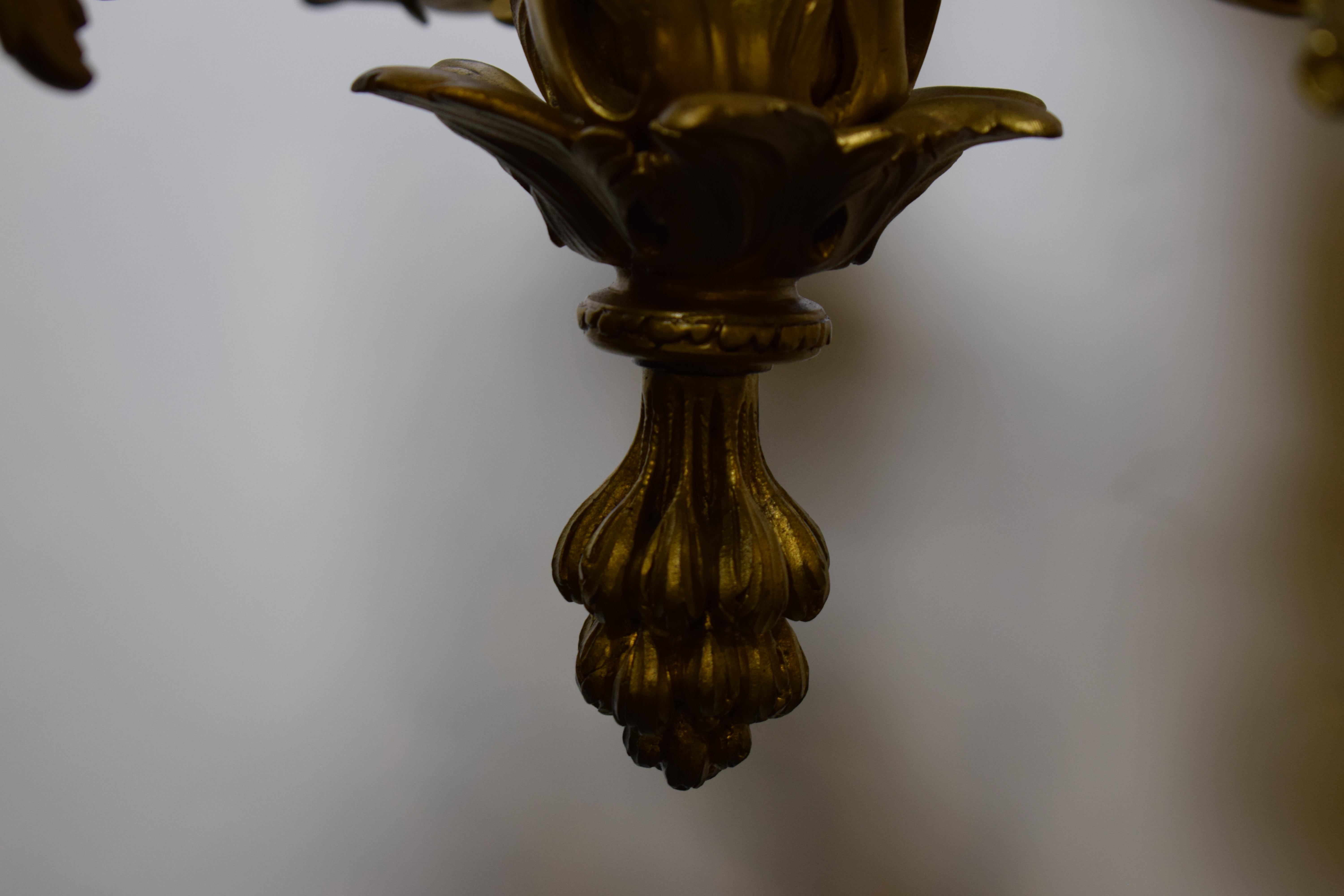 Kronleuchter aus vergoldeter Bronze im Louis-XV-Stil. im Angebot 2