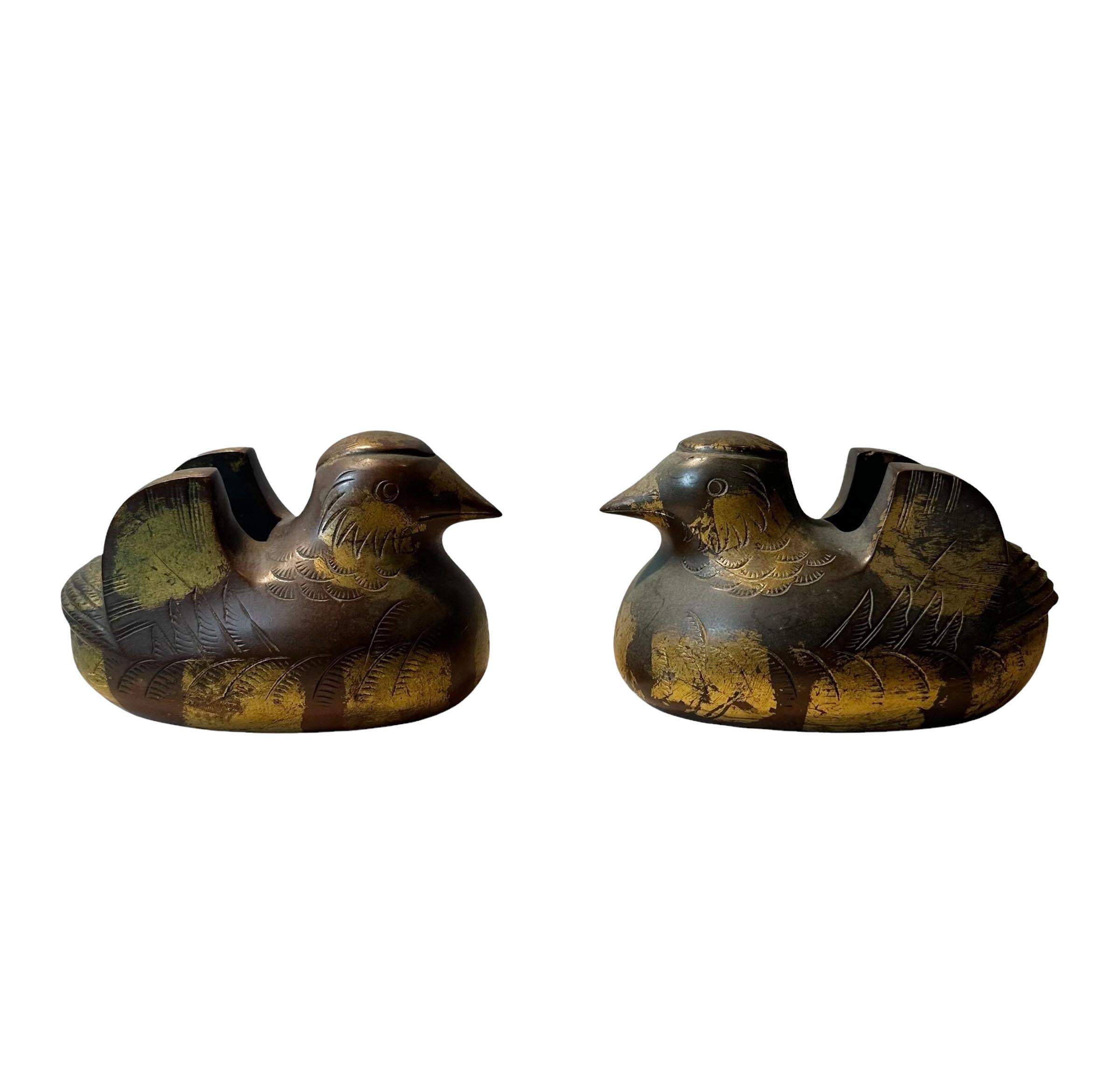Paire de porte-écrans en bronze doré pour canards mandarins. Période Meiji, Japon. Très rare.