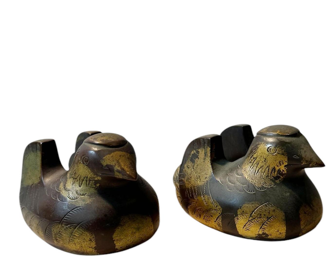 Japonais Porte-écran Canard mandarin en bronze doré en vente