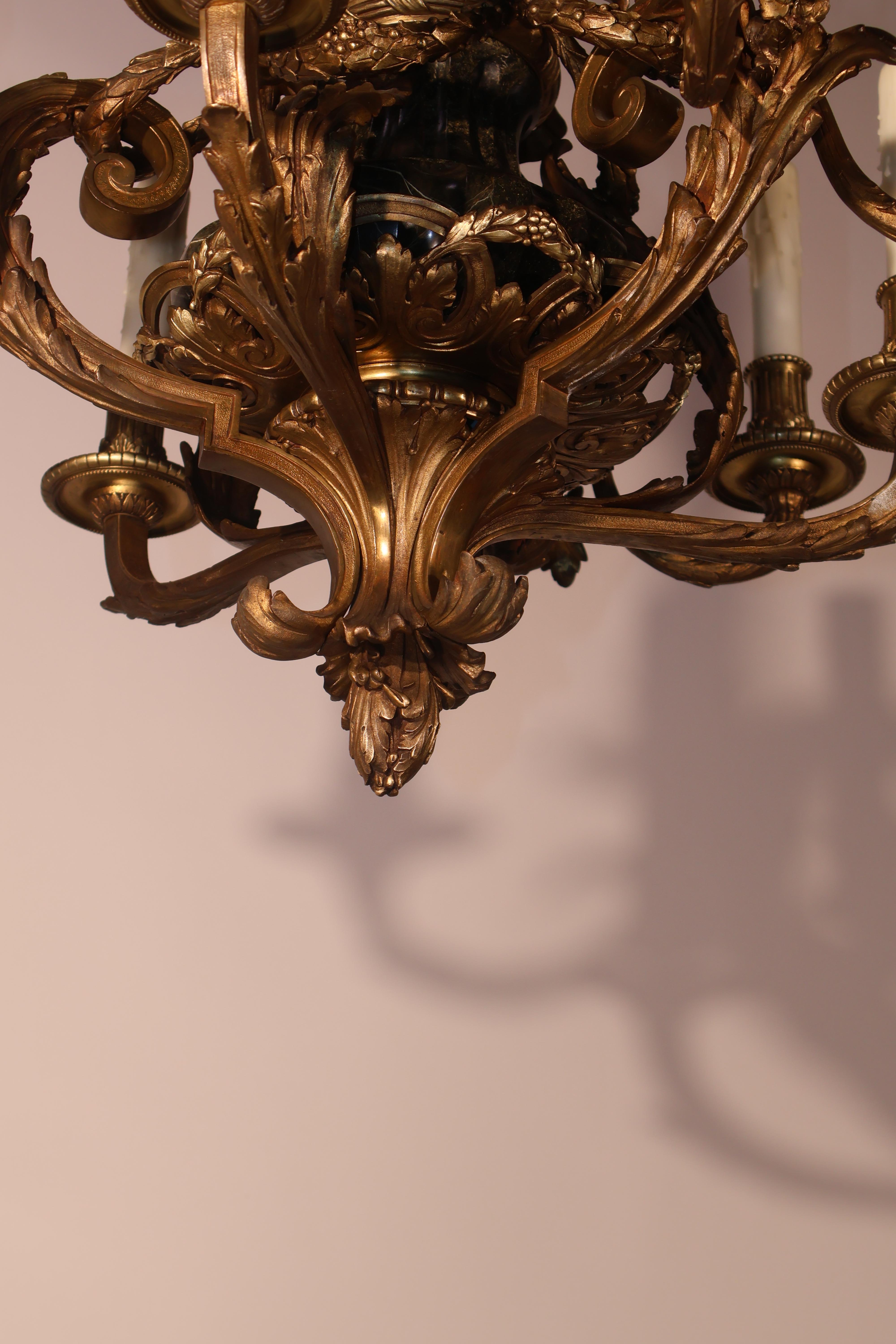 Kronleuchter aus vergoldeter Bronze und Marmor im Angebot 4