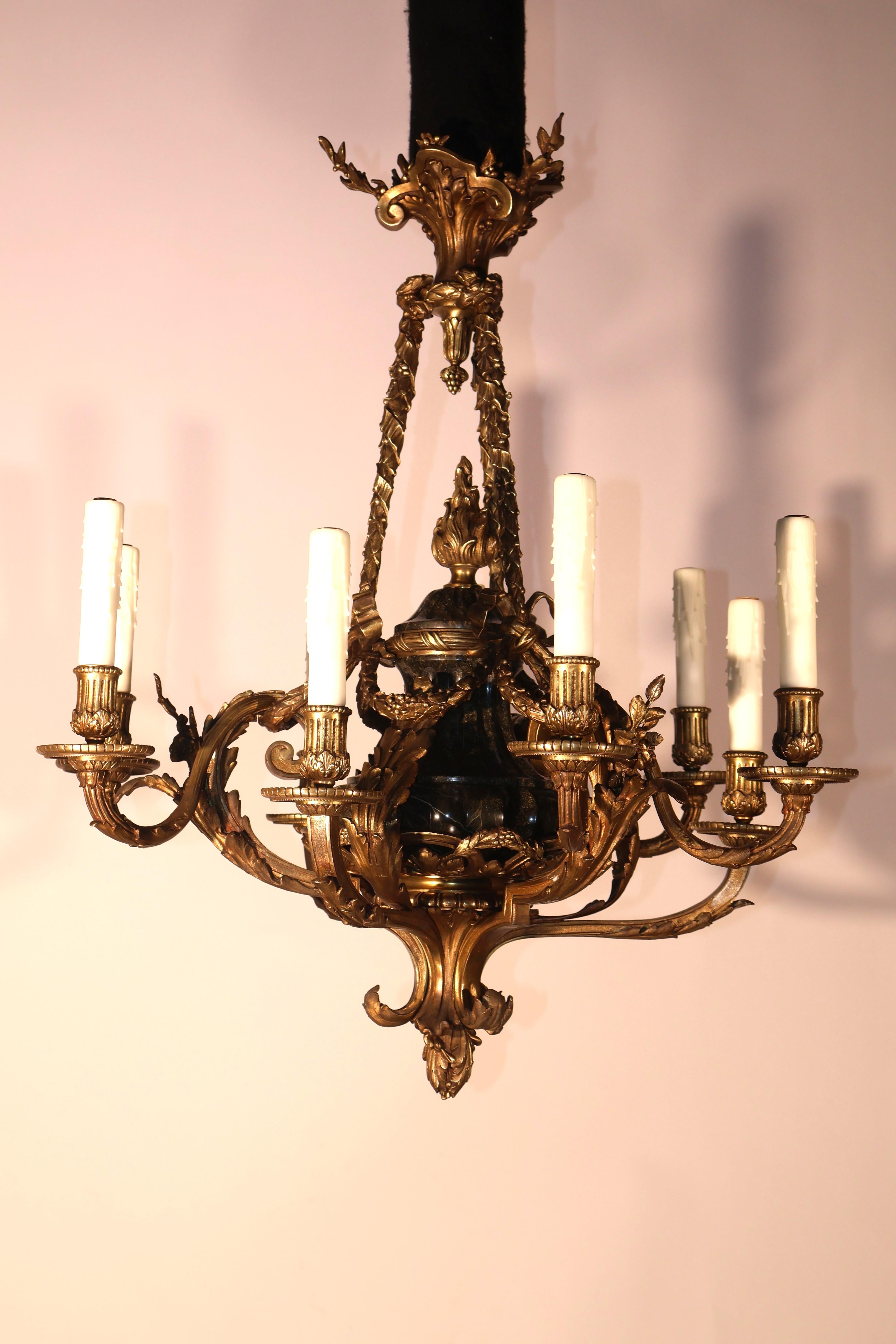 Ein sehr schöner und seltener Kronleuchter aus vergoldeter Bronze und Marmor im Louis XVI-Stil. 
Frankreich, um 1910. 
Abmessungen: Höhe 32
