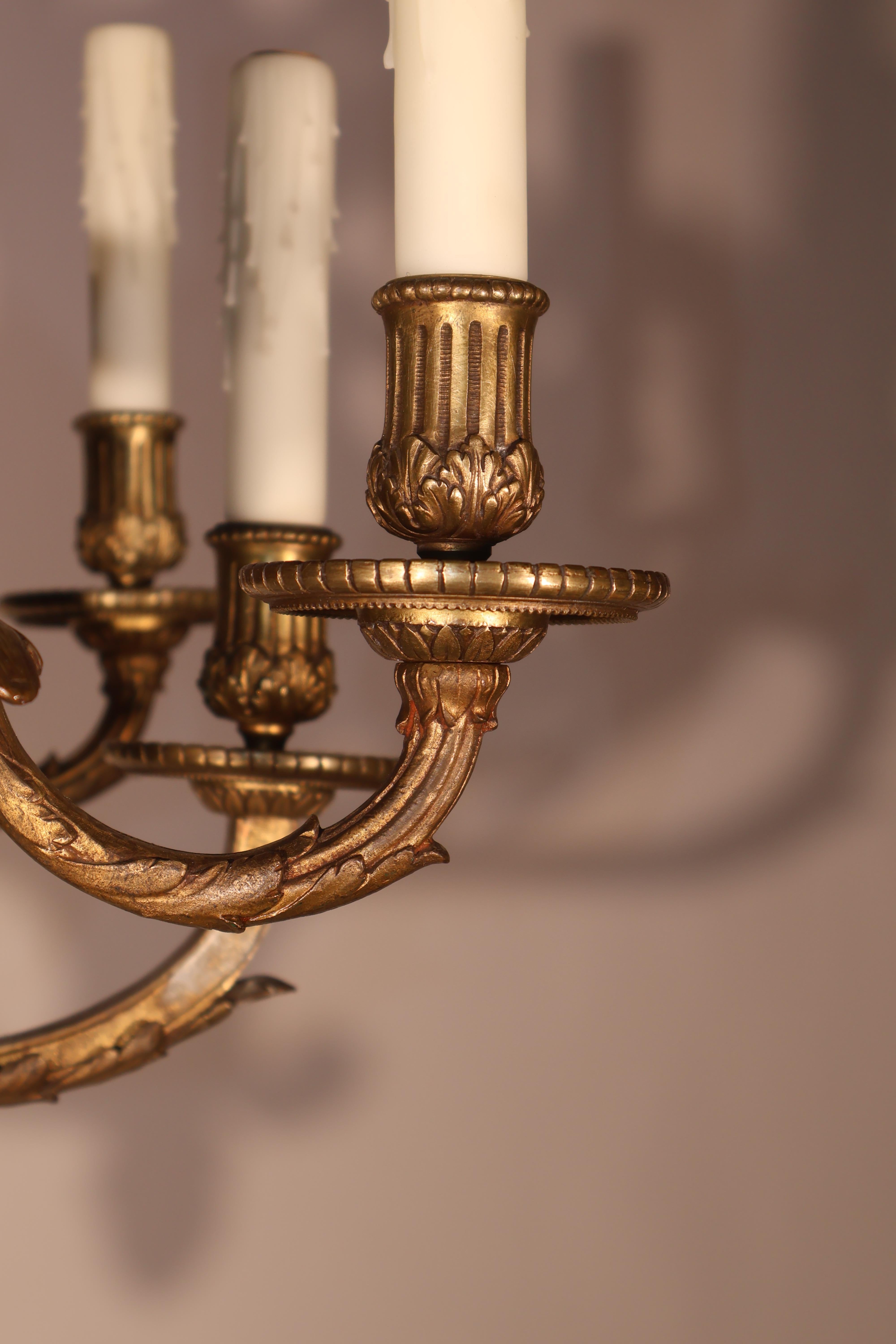Kronleuchter aus vergoldeter Bronze und Marmor (Französisch) im Angebot