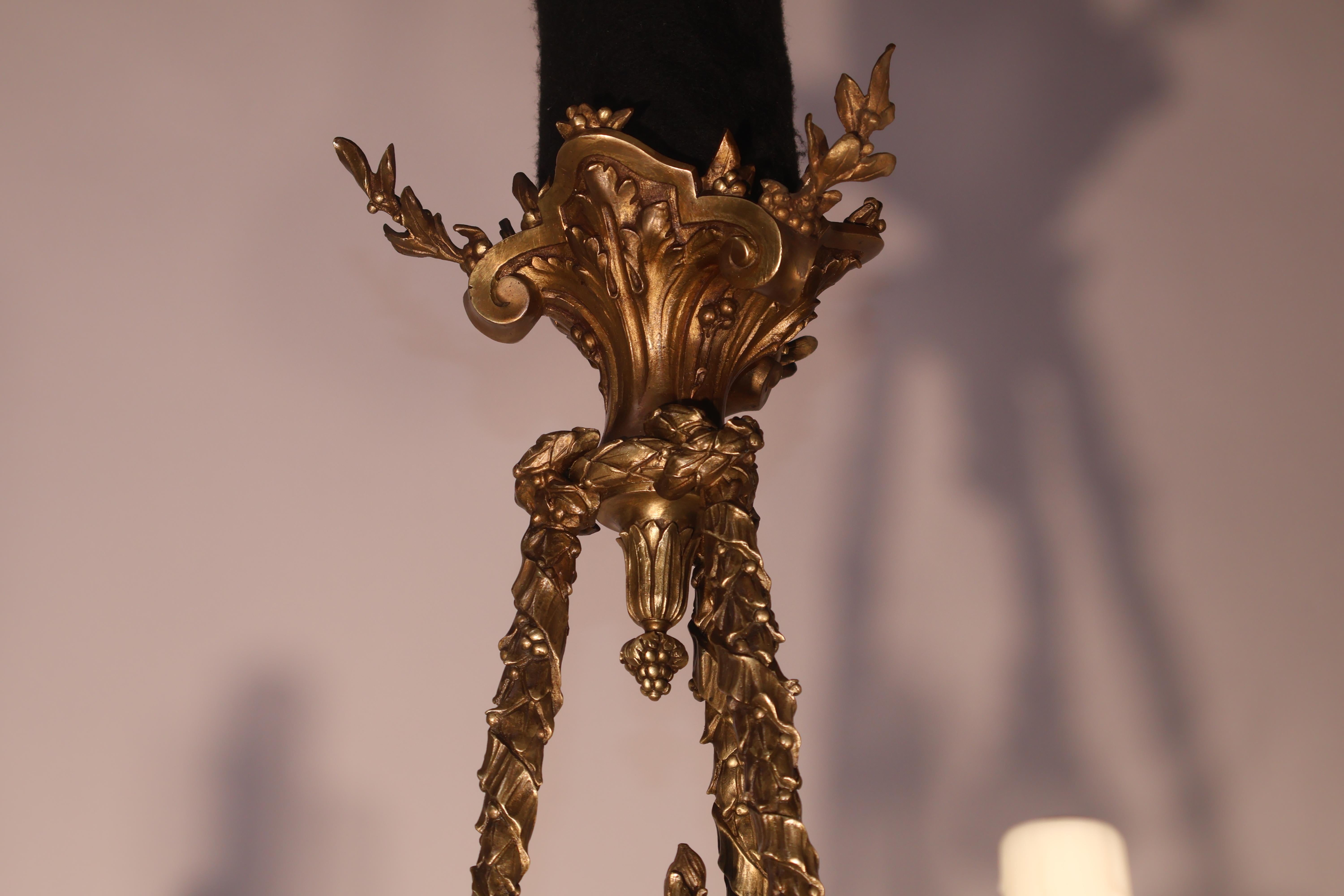 Kronleuchter aus vergoldeter Bronze und Marmor (Vergoldet) im Angebot