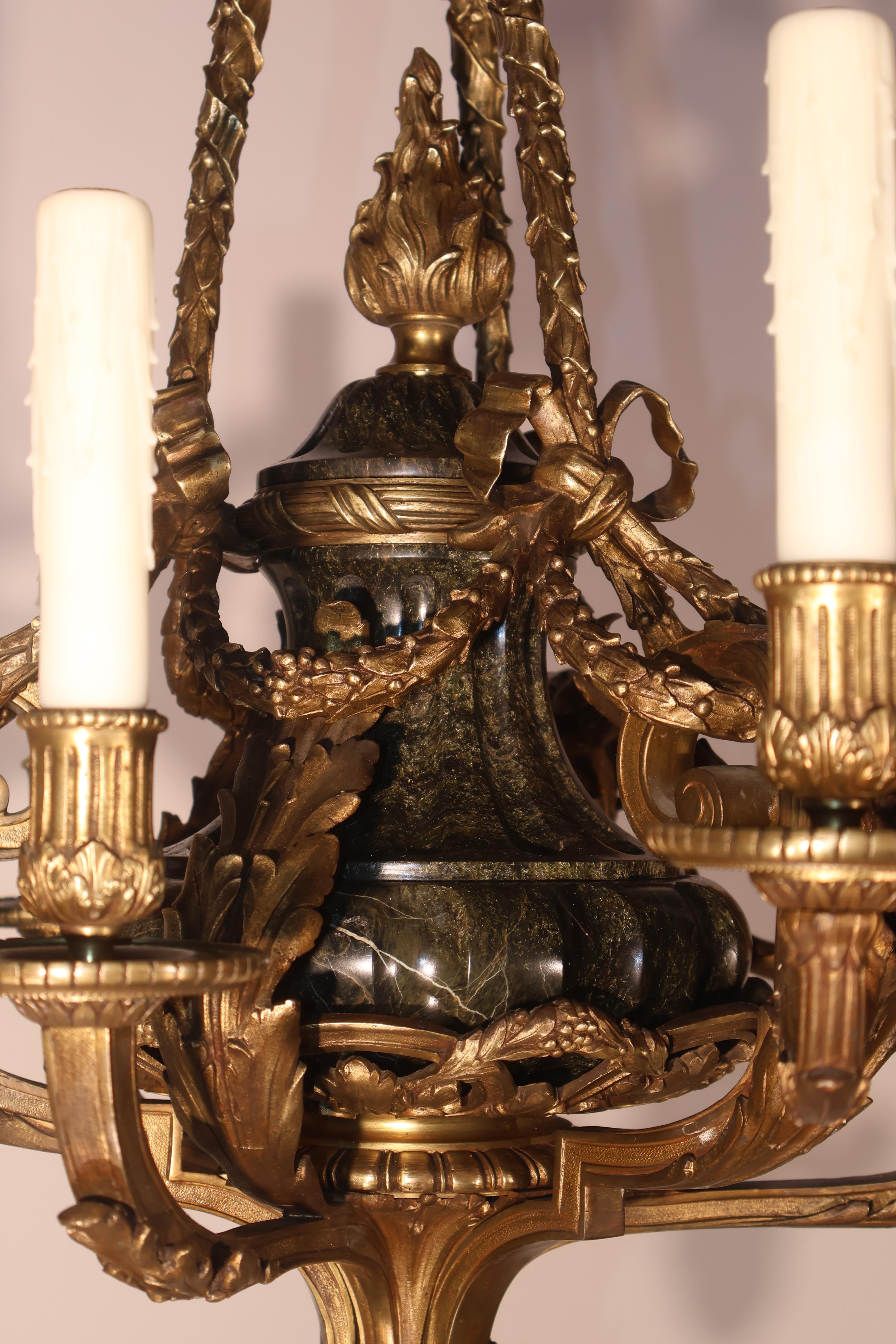 Kronleuchter aus vergoldeter Bronze und Marmor (Frühes 20. Jahrhundert) im Angebot