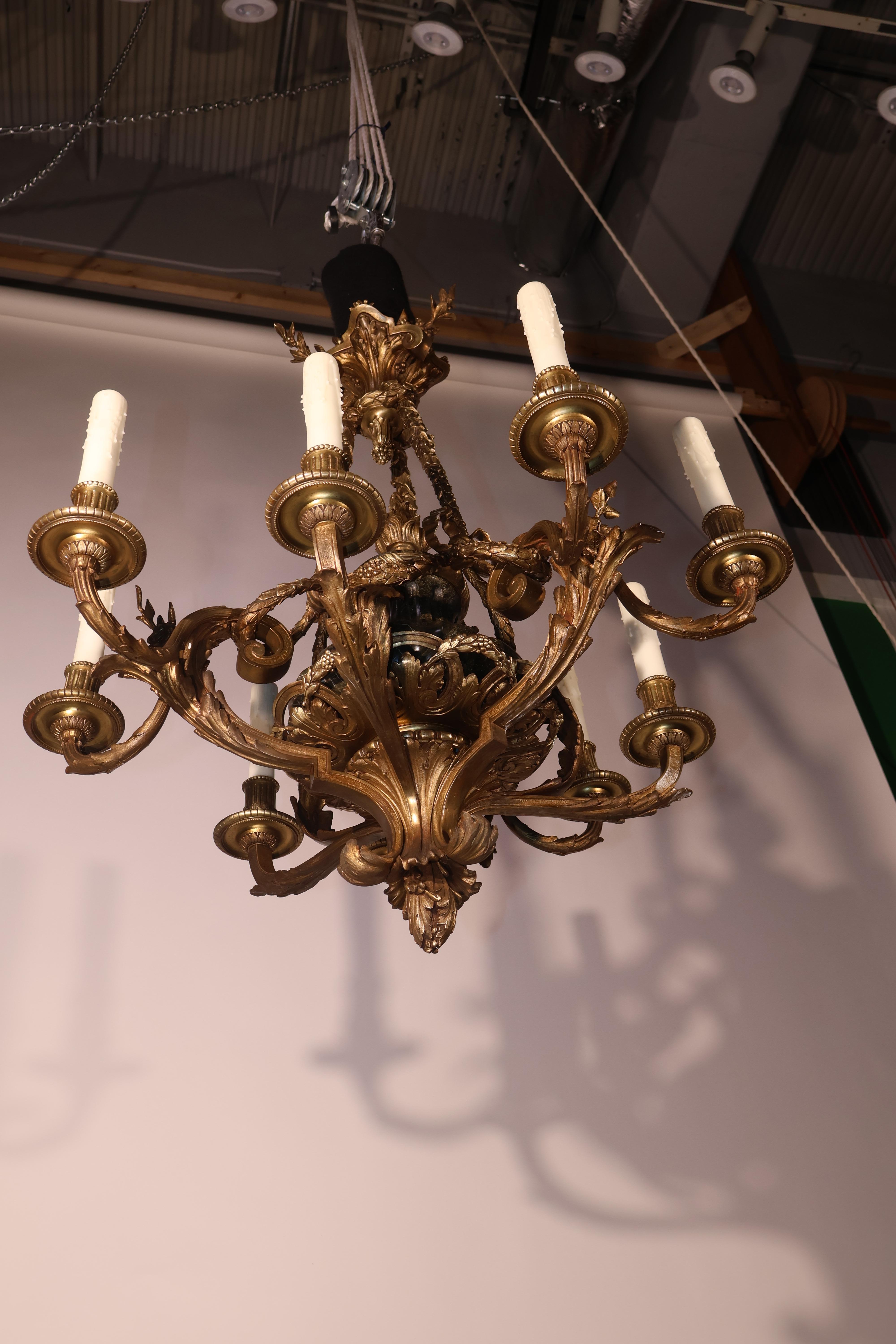 Kronleuchter aus vergoldeter Bronze und Marmor im Angebot 1