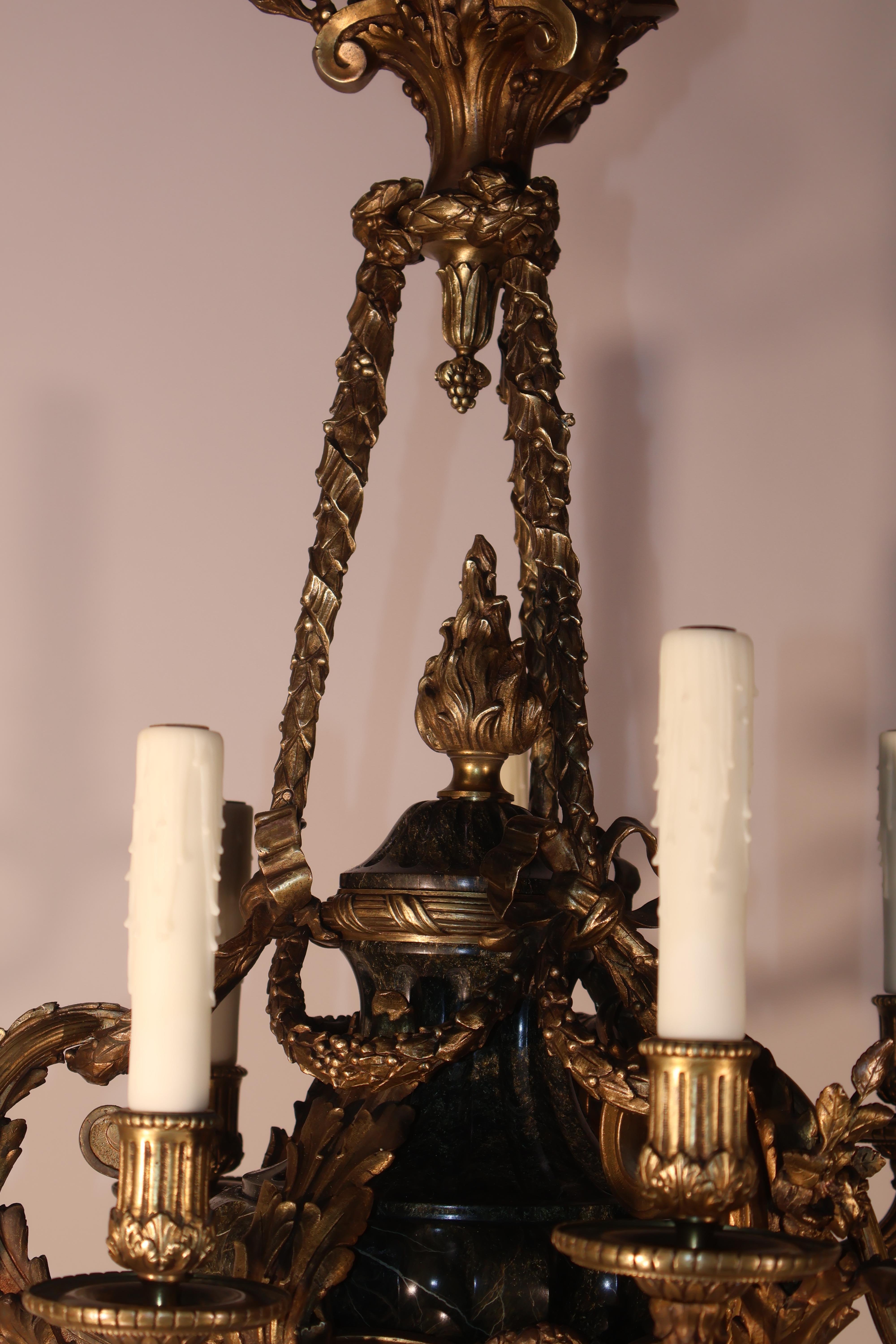 Kronleuchter aus vergoldeter Bronze und Marmor im Angebot 2