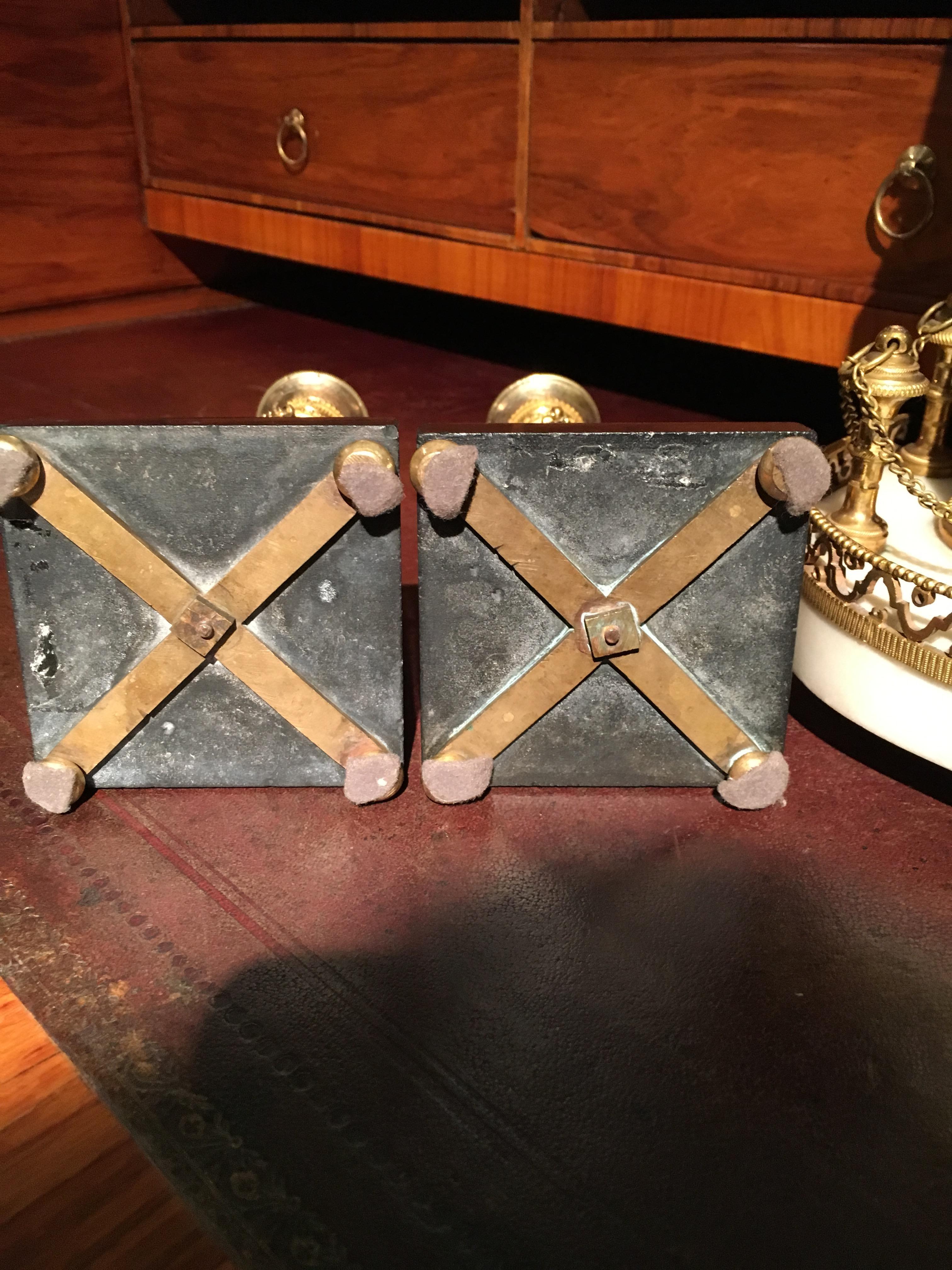 Uhr und Kerzenständer aus vergoldeter Bronze-Marmor, Louis XVI.-Periode im Angebot 5