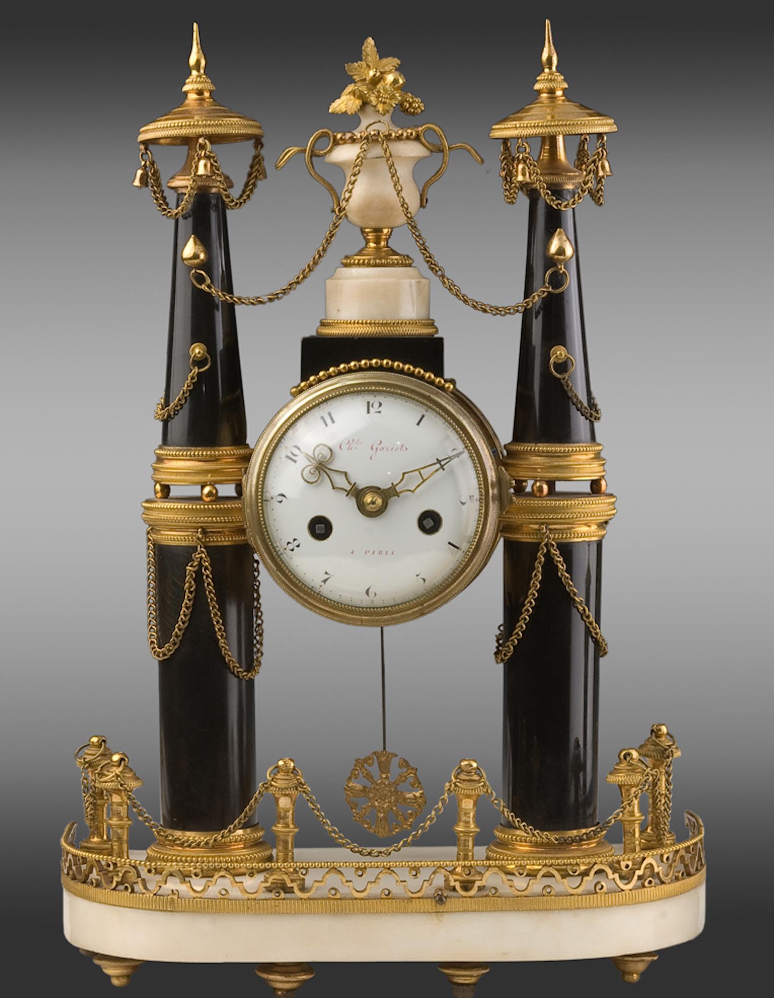 Vergoldete Bronze-Marmor-Uhr und Kerzenständer, Louis XVI.
Zifferblatt signiert: 