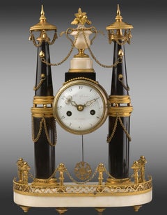 Horloge et chandeliers en marbre doré, période Louis XVI
