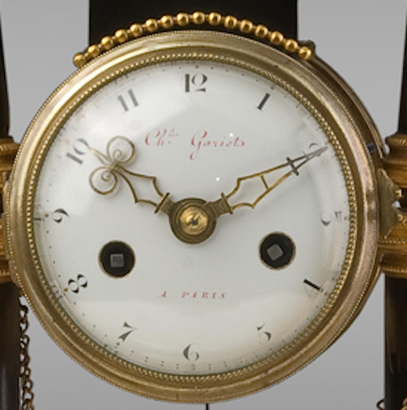Uhr und Kerzenständer aus vergoldeter Bronze-Marmor, Louis XVI.-Periode (Französisch) im Angebot