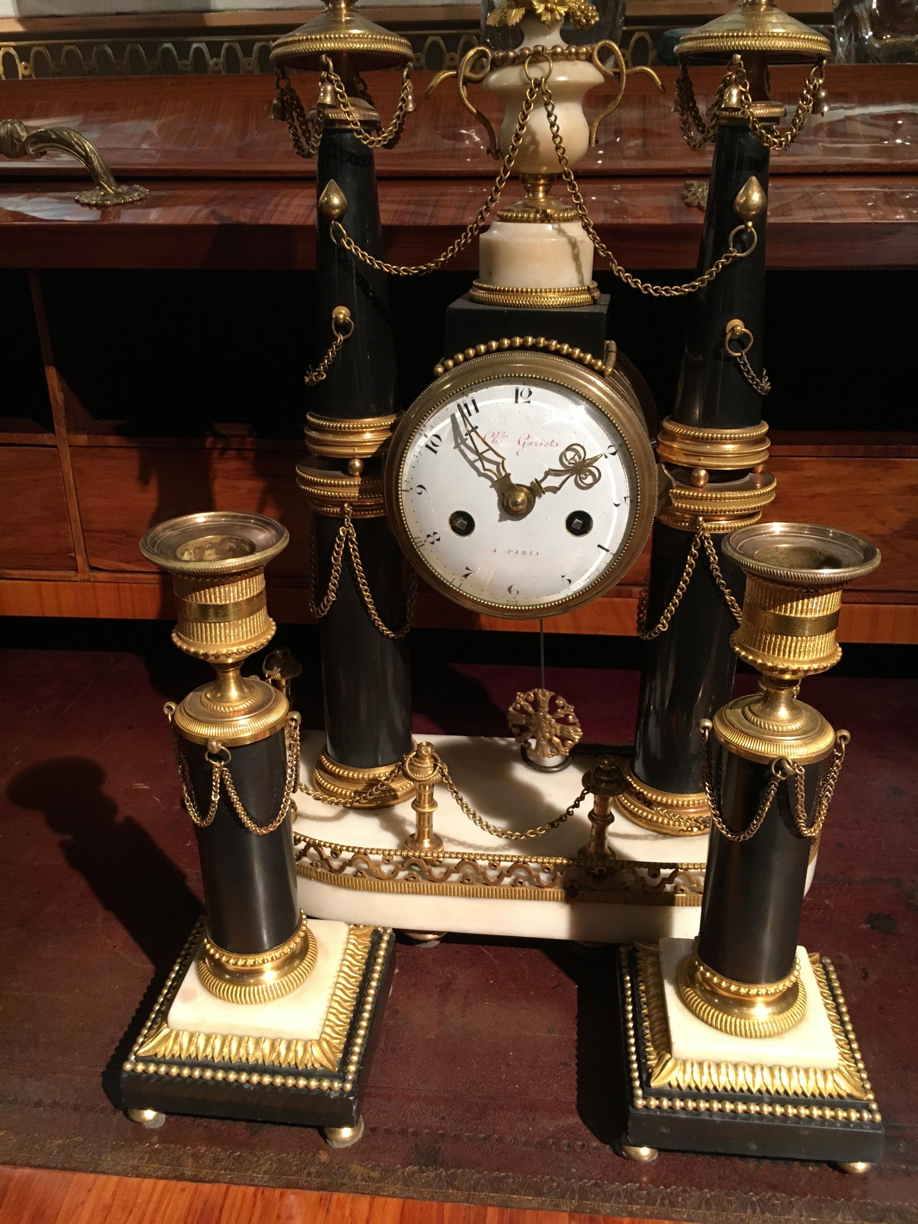 Uhr und Kerzenständer aus vergoldeter Bronze-Marmor, Louis XVI.-Periode im Angebot 1