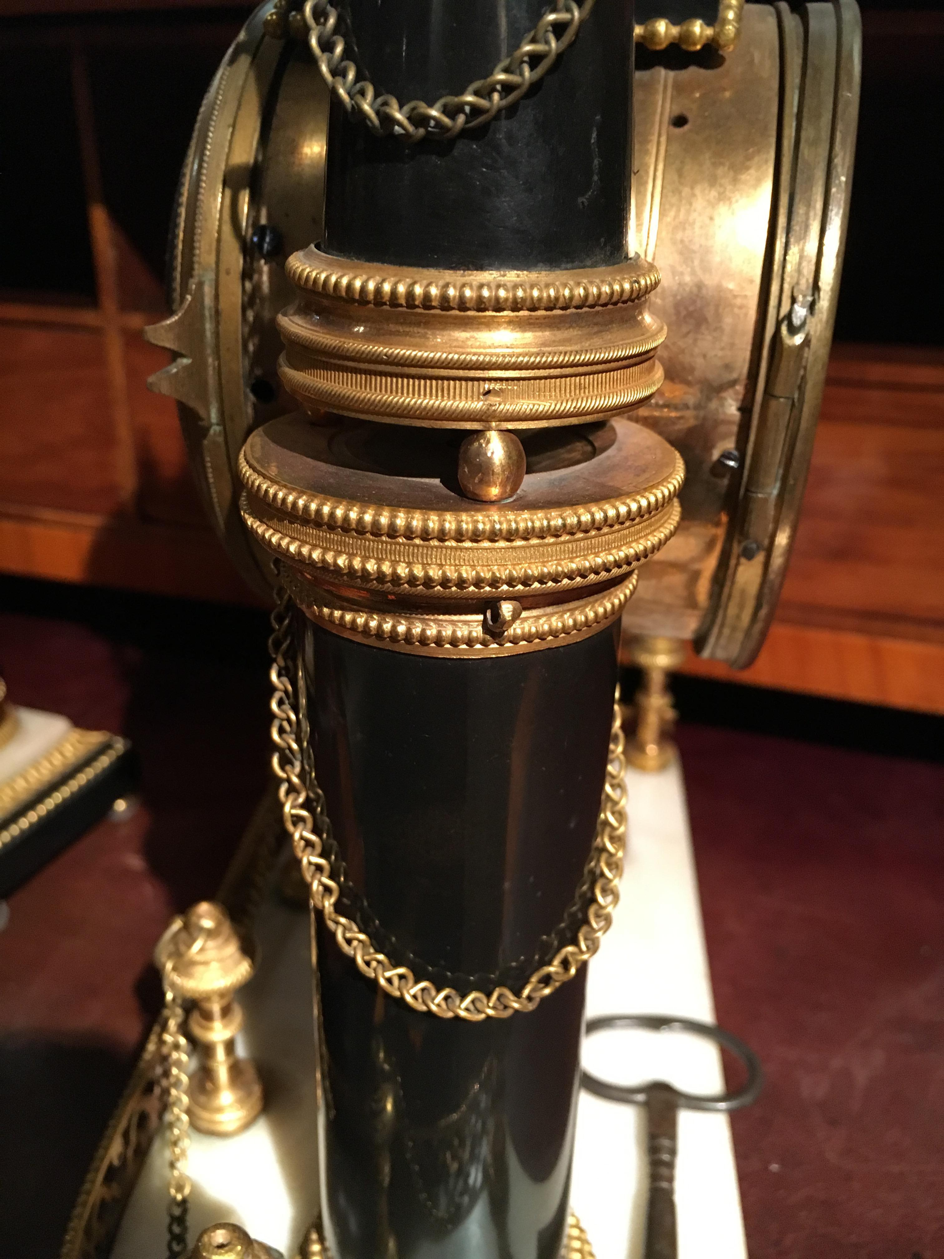 Uhr und Kerzenständer aus vergoldeter Bronze-Marmor, Louis XVI.-Periode im Angebot 2