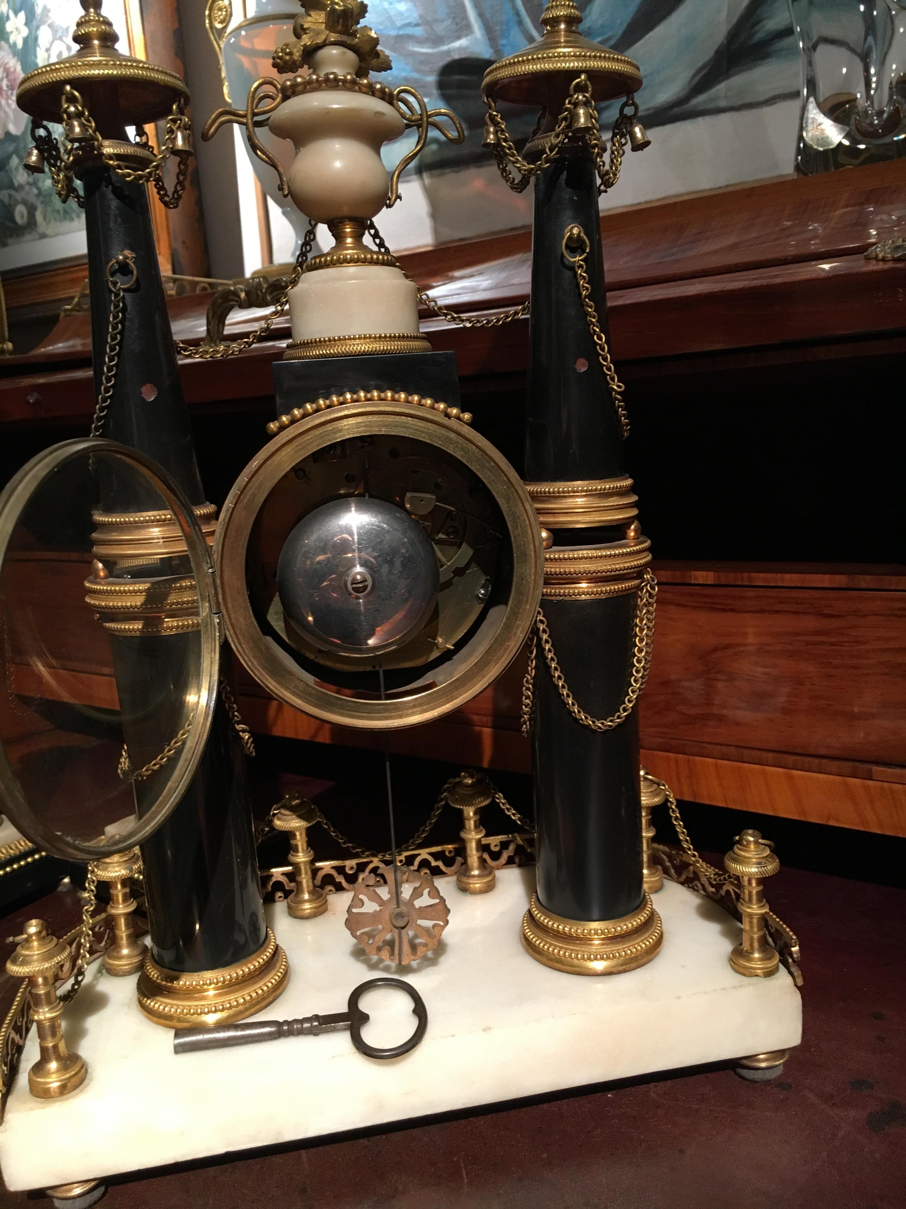 Uhr und Kerzenständer aus vergoldeter Bronze-Marmor, Louis XVI.-Periode im Angebot 3