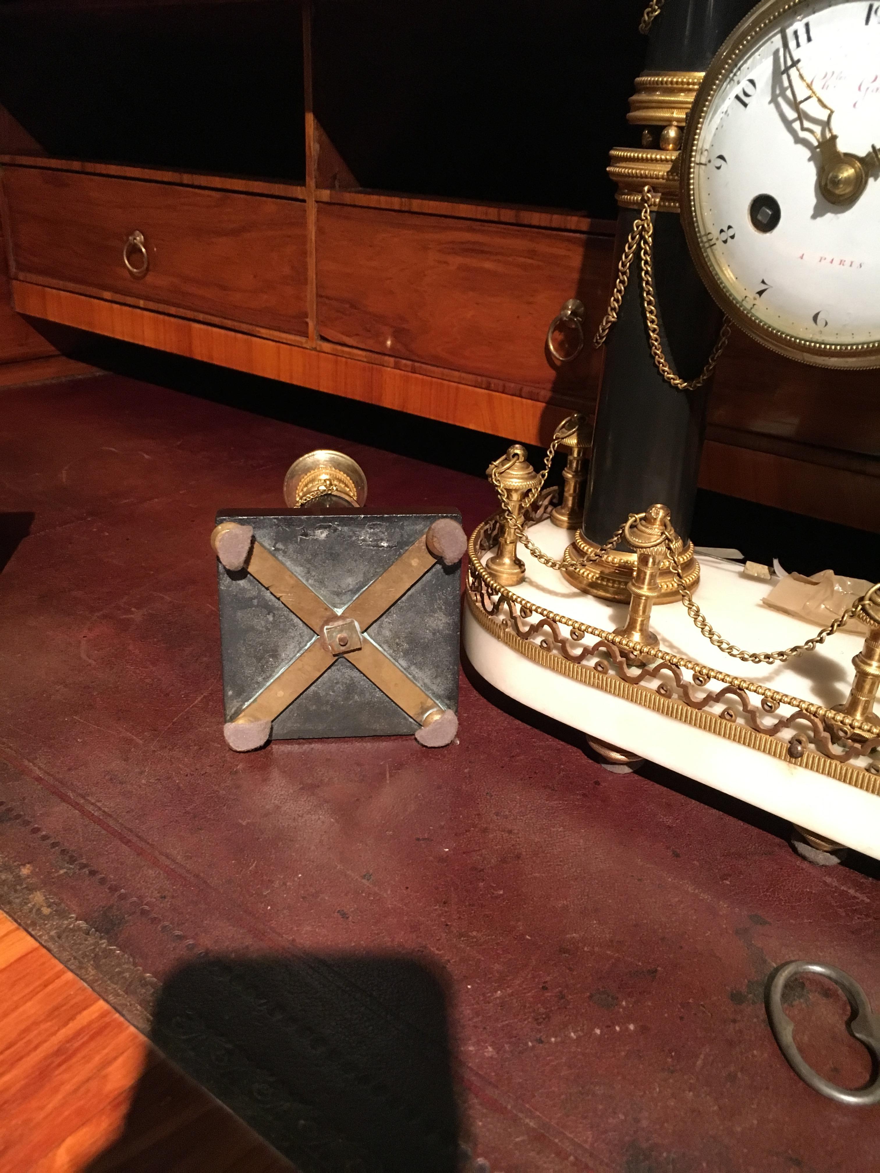 Uhr und Kerzenständer aus vergoldeter Bronze-Marmor, Louis XVI.-Periode im Angebot 4