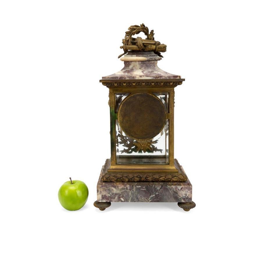 Néoclassique Horloge de manteau Fleur de Pecher en bronze doré et marbre en vente