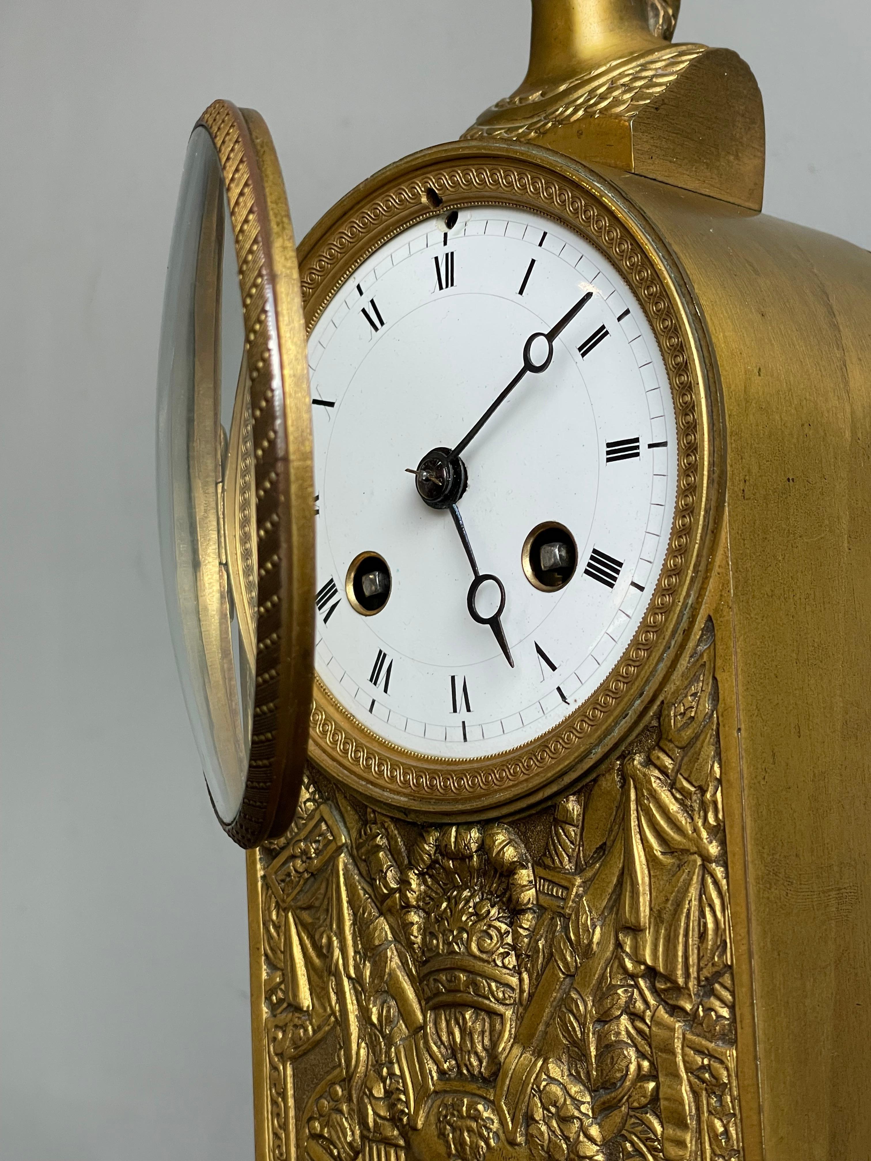 Horloge de cheminée en bronze doré et marbre de style Revive grec. Sculpture de la déesse Athènes 1880 en vente 8