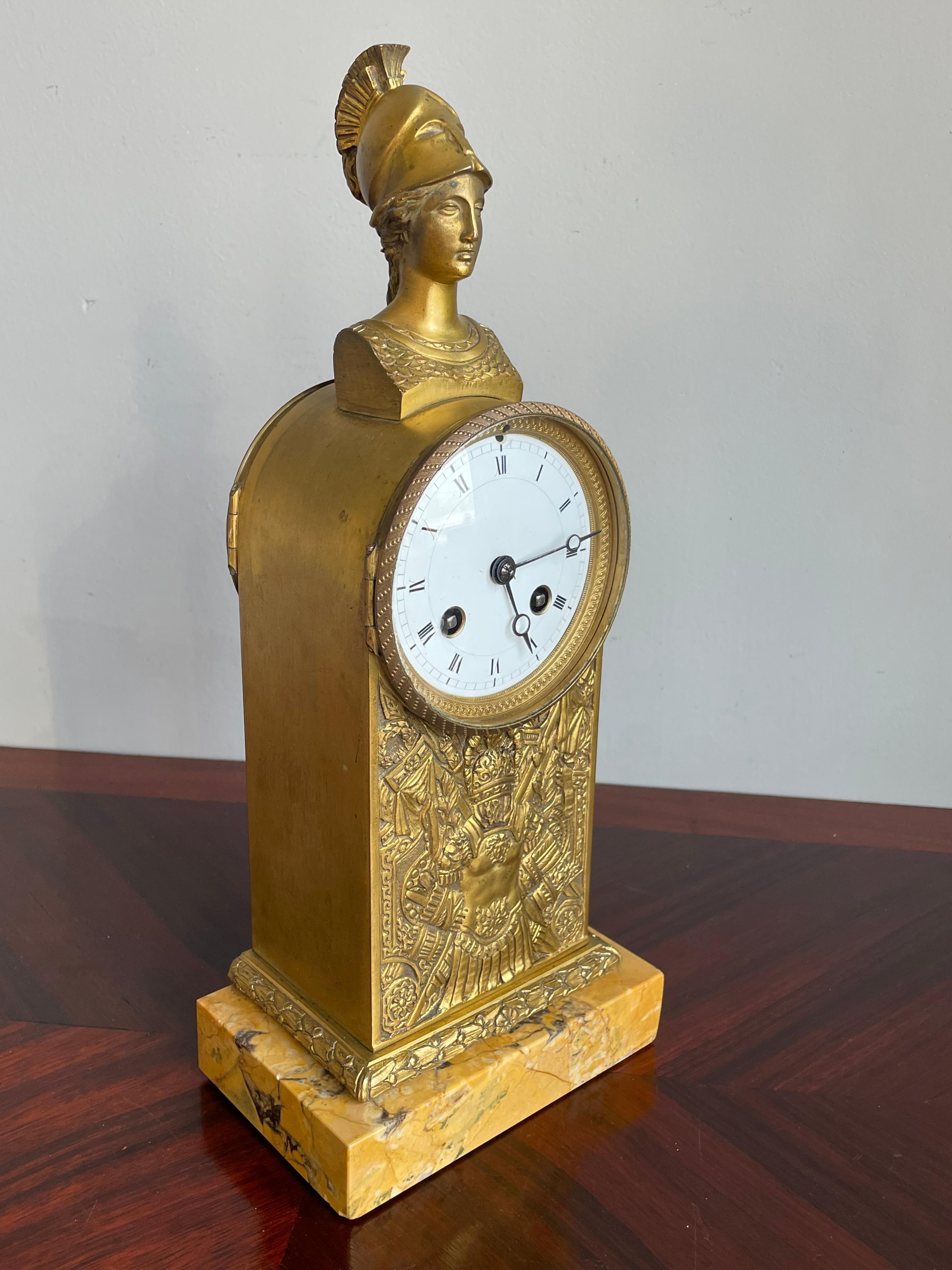 Horloge de cheminée en bronze doré et marbre de style Revive grec. Sculpture de la déesse Athènes 1880 en vente 9