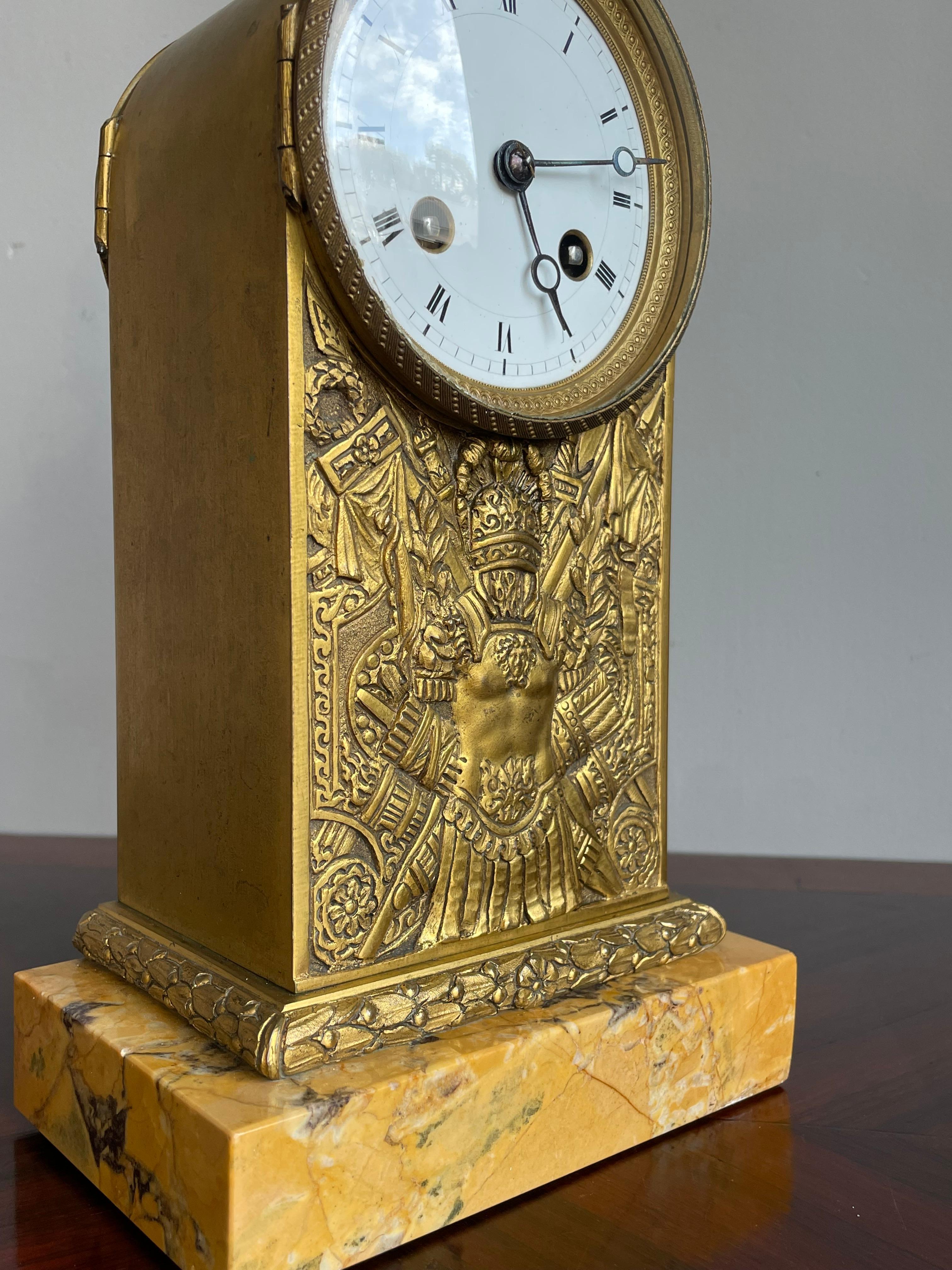 Horloge de cheminée en bronze doré et marbre de style Revive grec. Sculpture de la déesse Athènes 1880 en vente 10