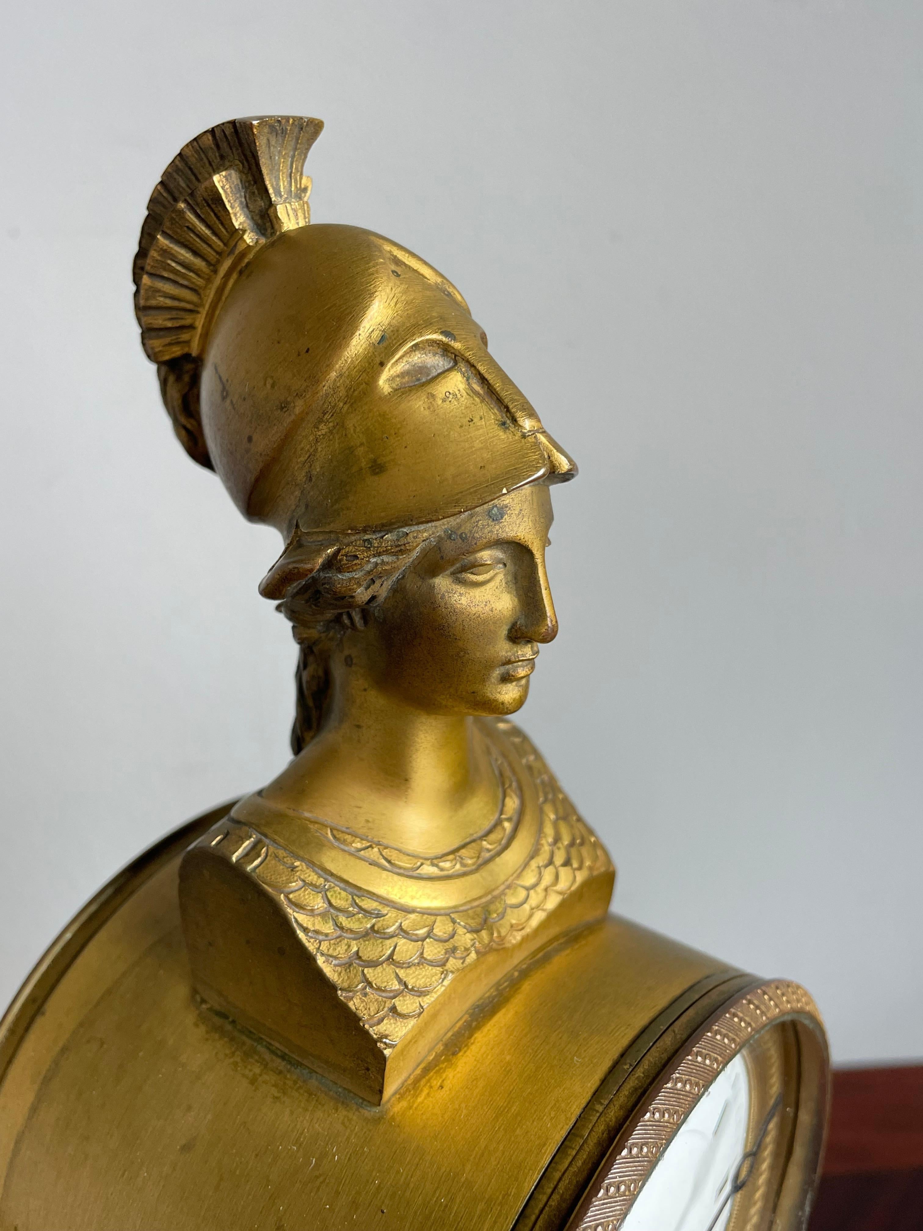 Laiton Horloge de cheminée en bronze doré et marbre de style Revive grec. Sculpture de la déesse Athènes 1880 en vente