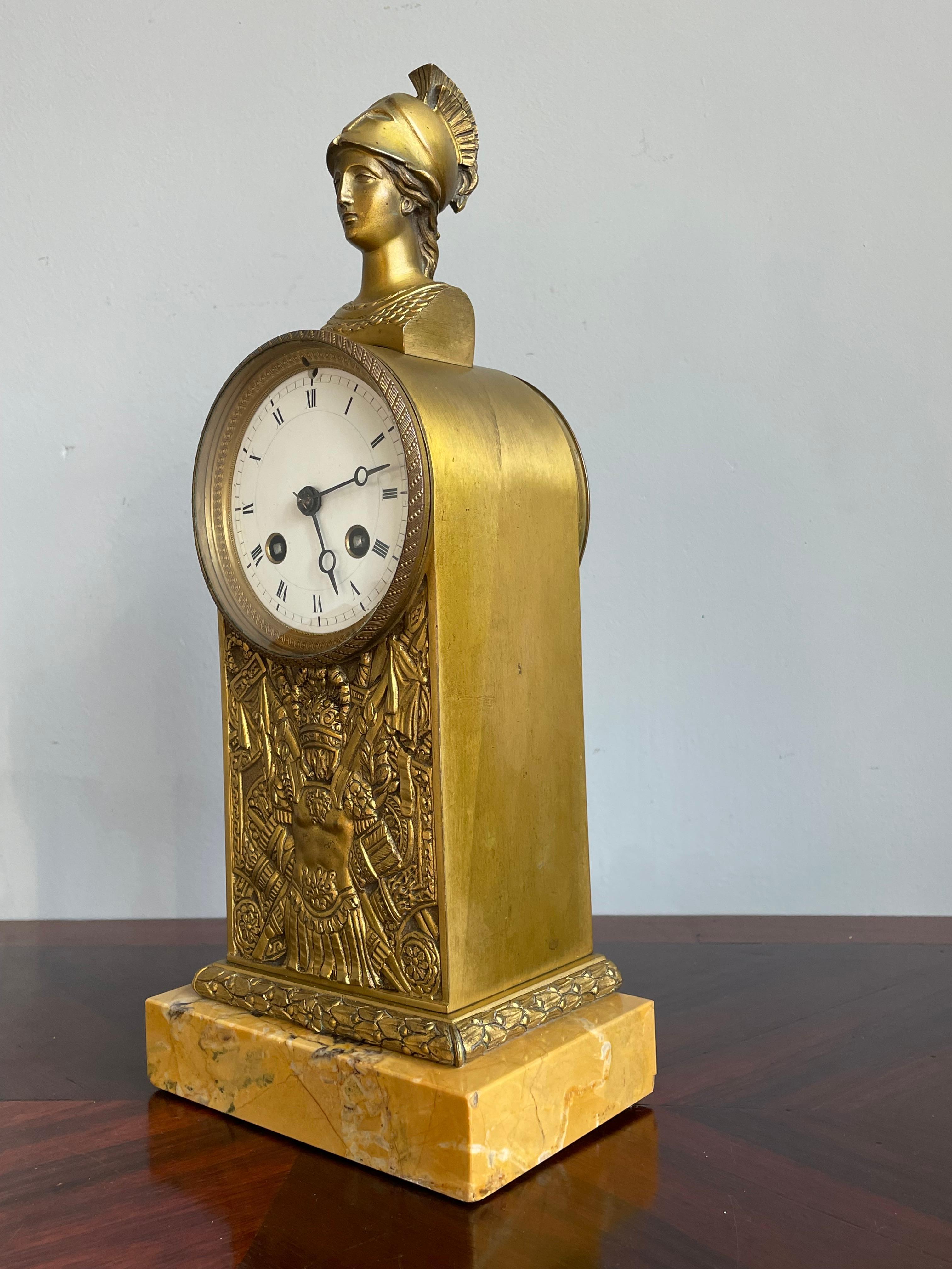 Vergoldete Bronze & Marmor griechischen Revival Mantel Uhr w. Skulptur der Göttin Athena, 1880 im Angebot 1