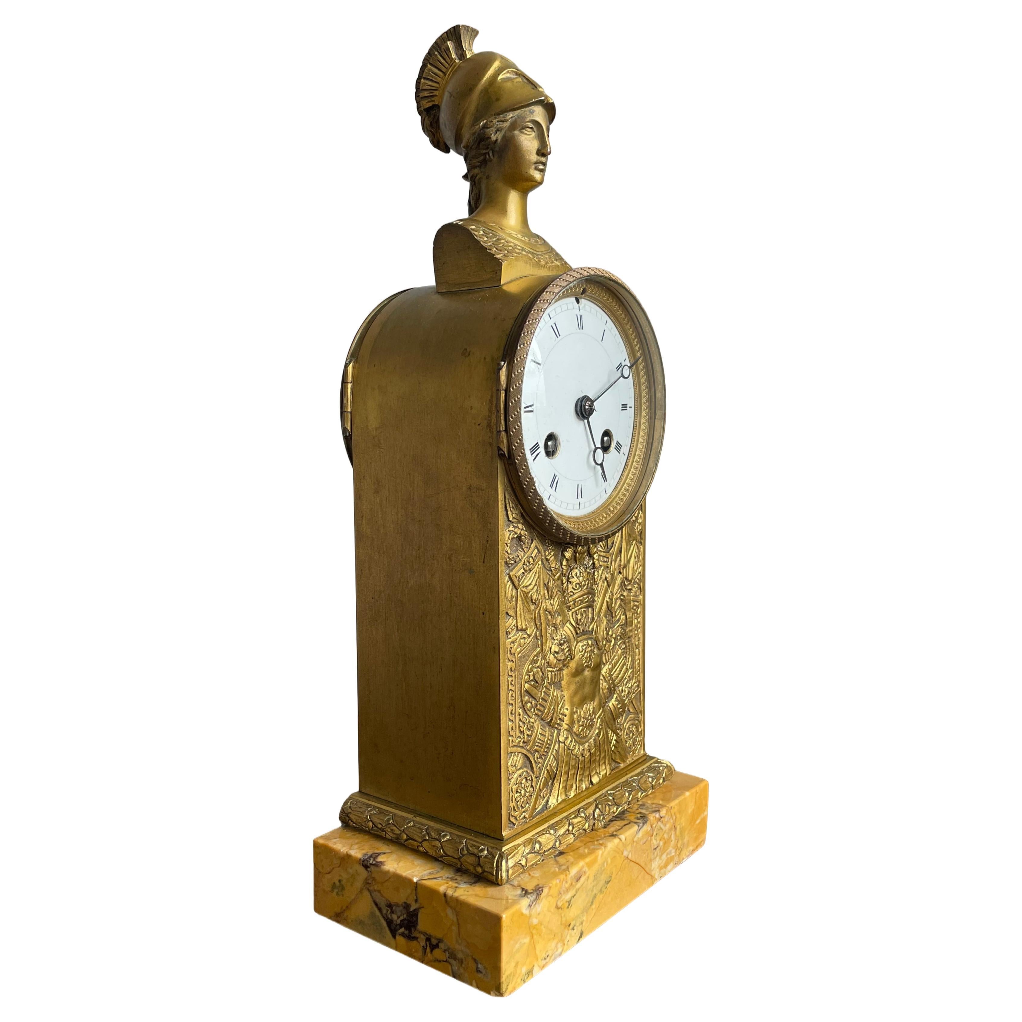 Horloge de cheminée en bronze doré et marbre de style Revive grec. Sculpture de la déesse Athènes 1880 en vente