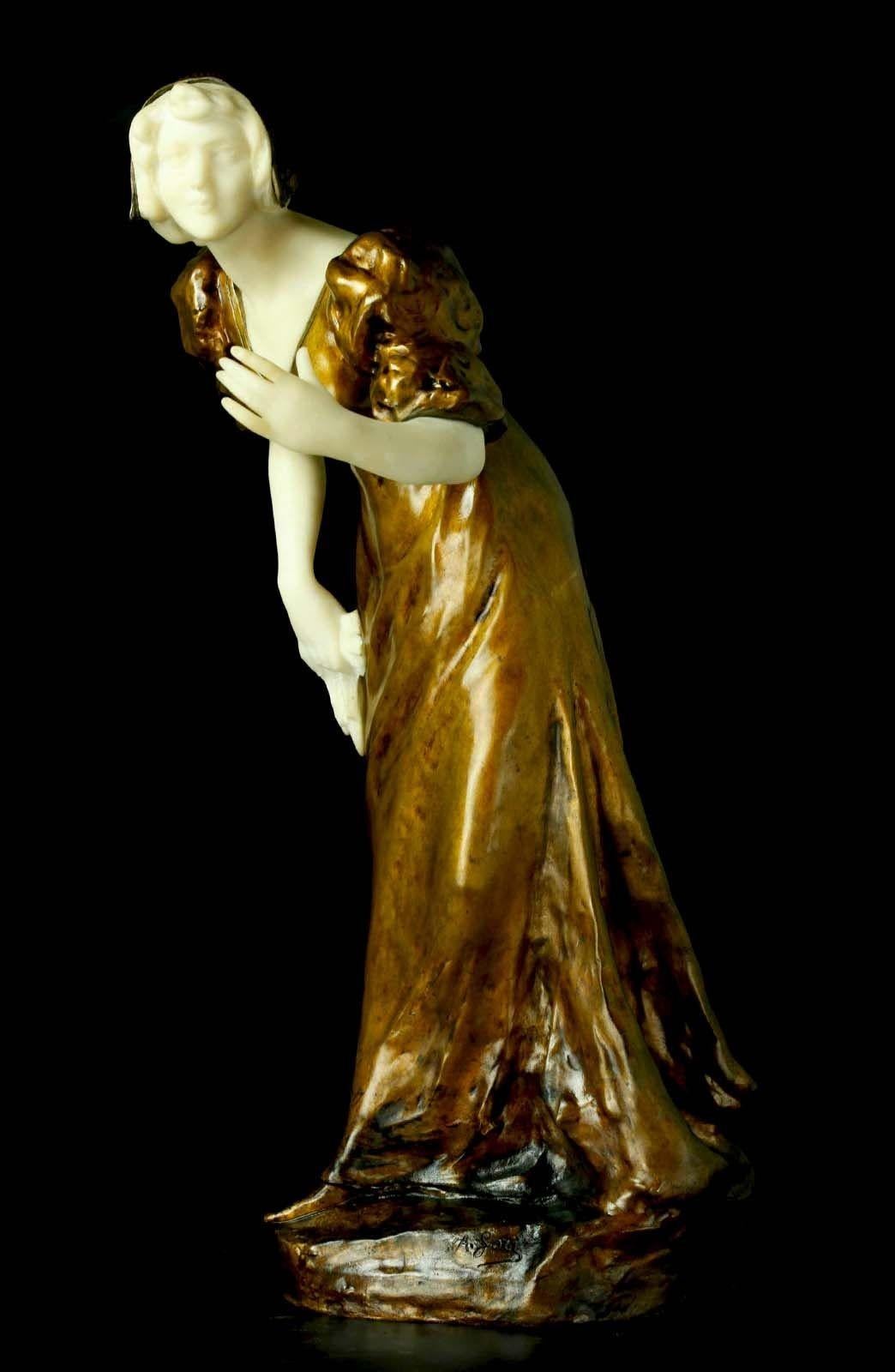 Verführerische Skulptur aus vergoldeter Bronze und Marmor von Affortunato Gory, die eine schreitende Dame in traditioneller Kleidung darstellt, die auch ein Handtuch zu ergreifen scheint. Hergestellt in Frankreich, ca. 1920er Jahre.
Signiert 