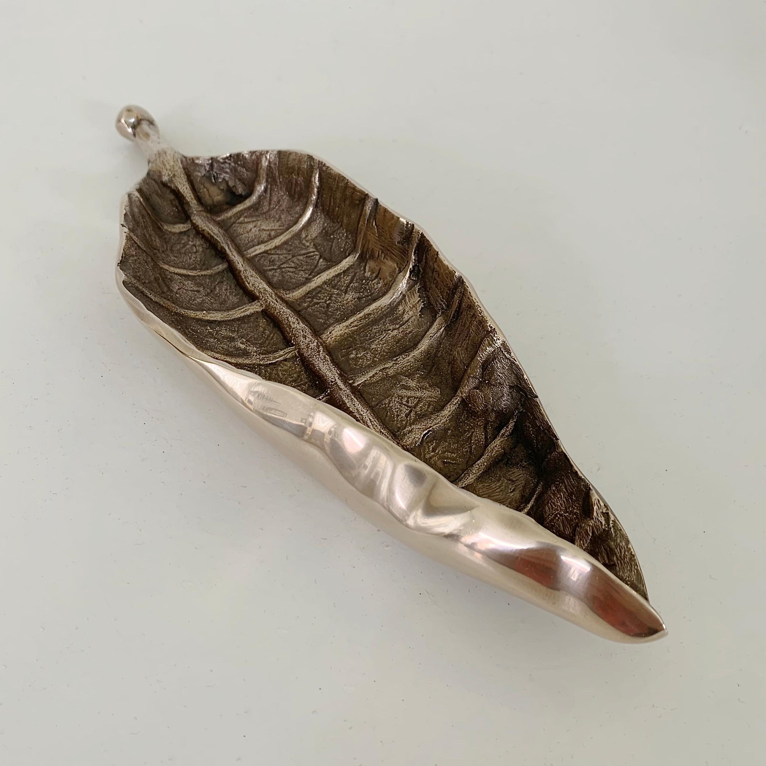 Mid-Century Modern Gilt Bronze Mid-Century Decorative Leaf Vide-Poche, circa 1970, France. For Sale