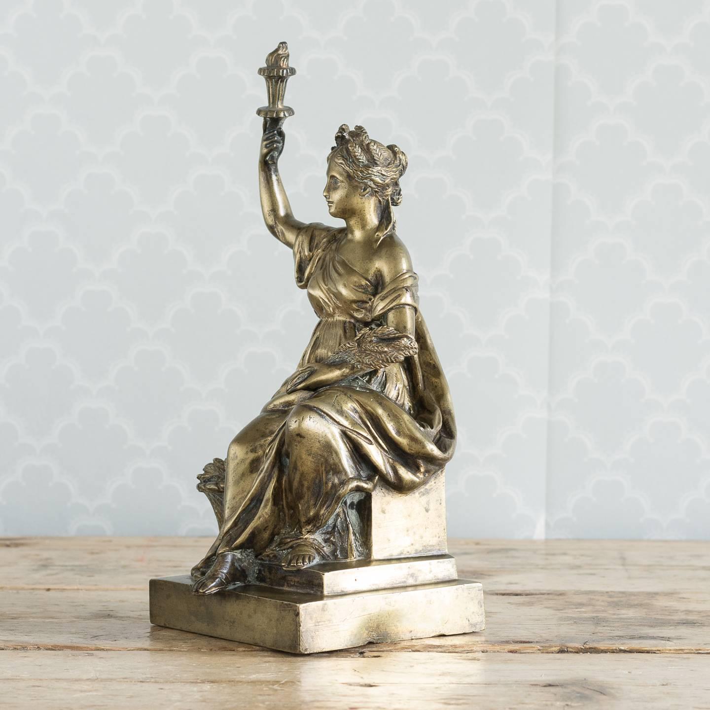 Vergoldetes Bronzemodell von Ceres, römische Göttin des Ackerbaus, sitzend, in der einen Hand eine Fackel haltend, in der anderen eine Weizengarbe haltend, auf Sockel, Italien, 19.

Dieses besondere Modell der Ceres scheint stark von einer