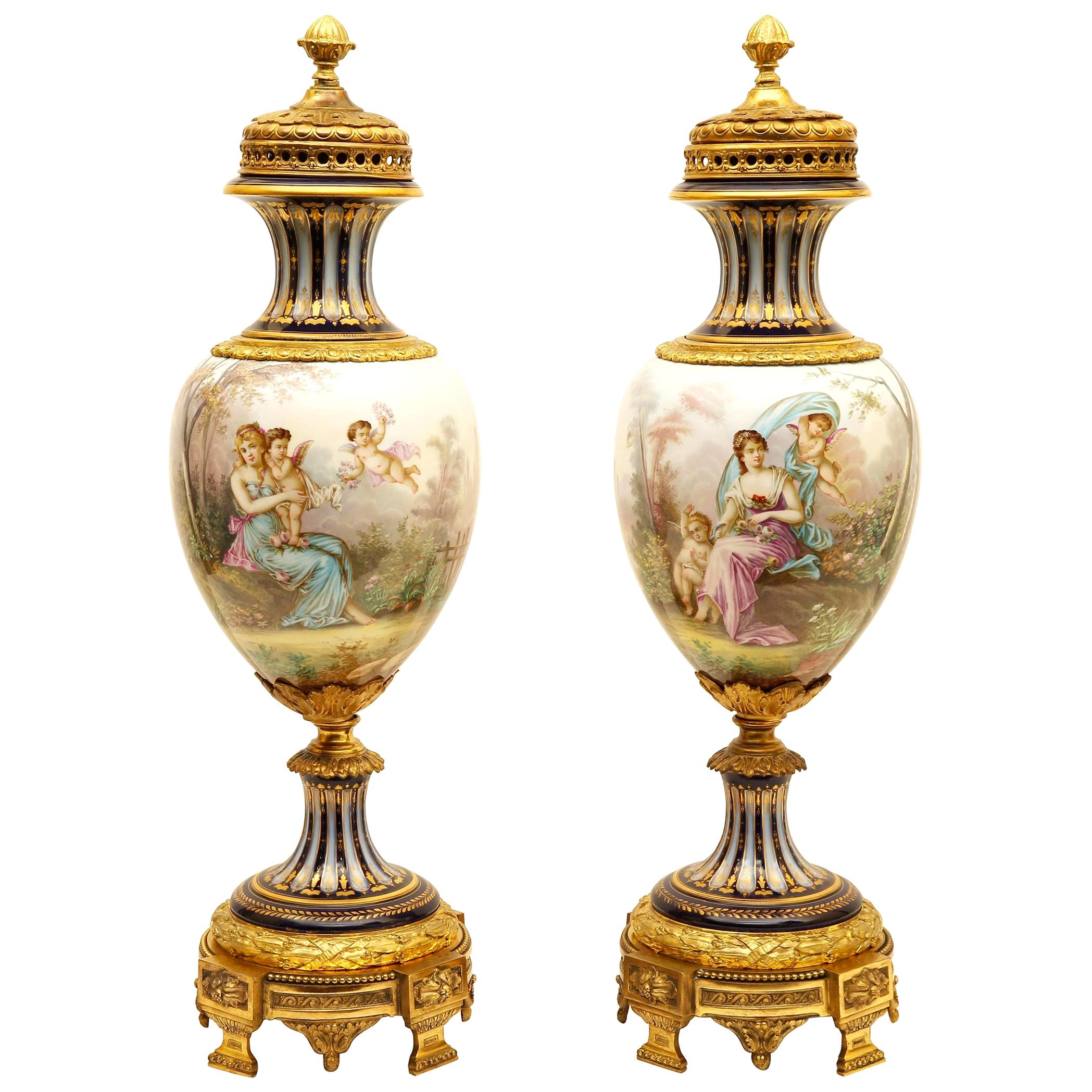 Vase et couvercle en porcelaine de Sèvres en forme d'Amphora, montés sur bronze doré