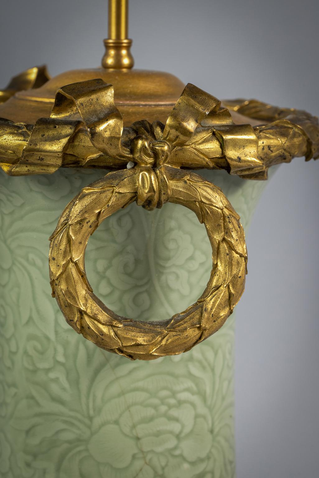 Lampe céladon chinoise montée sur bronze doré et datant d'environ 1600 Bon état - En vente à New York, NY