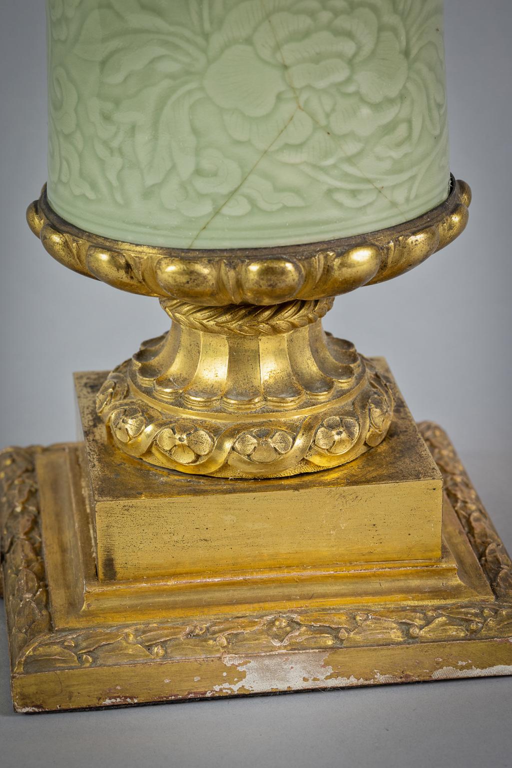 Début du XVIIe siècle Lampe céladon chinoise montée sur bronze doré et datant d'environ 1600 en vente