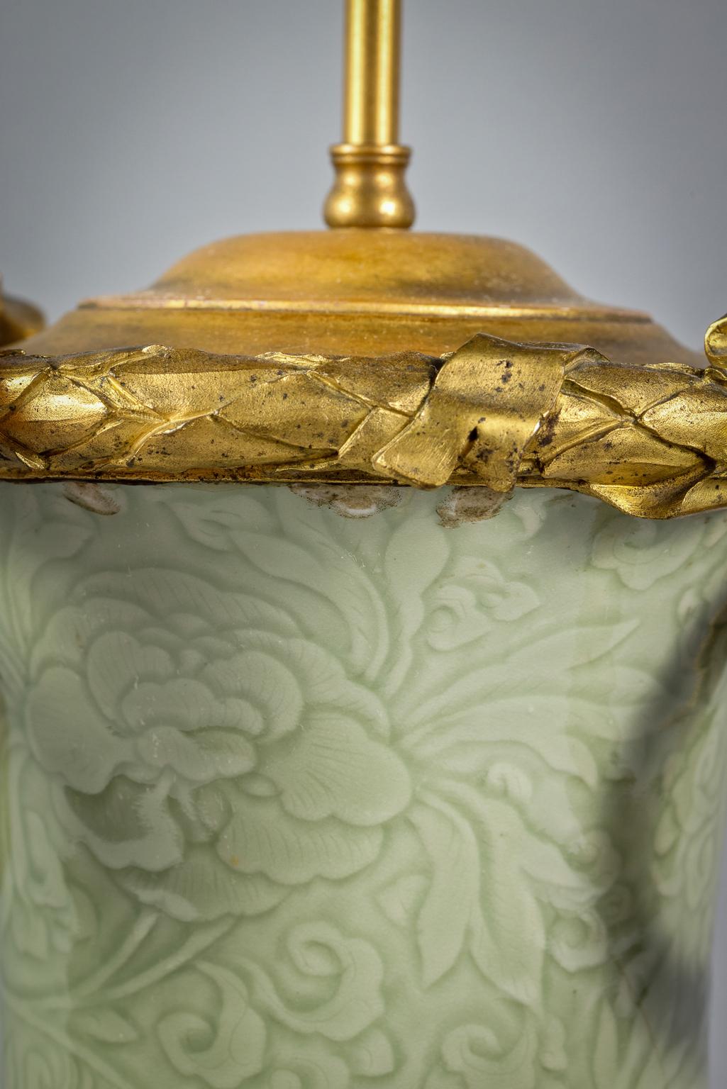Bronze Lampe céladon chinoise montée sur bronze doré et datant d'environ 1600 en vente