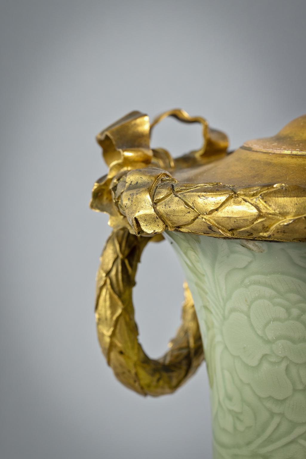 Lampe céladon chinoise montée sur bronze doré et datant d'environ 1600 en vente 1