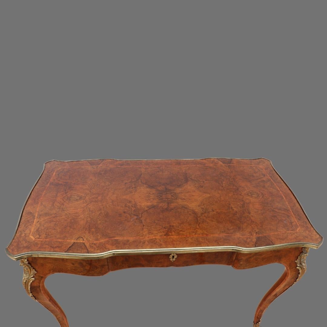 Vergoldeter, bronzebeschlagener Schreibtisch aus Wurzelnussholz, wahrscheinlich von Gillows (Viktorianisch) im Angebot