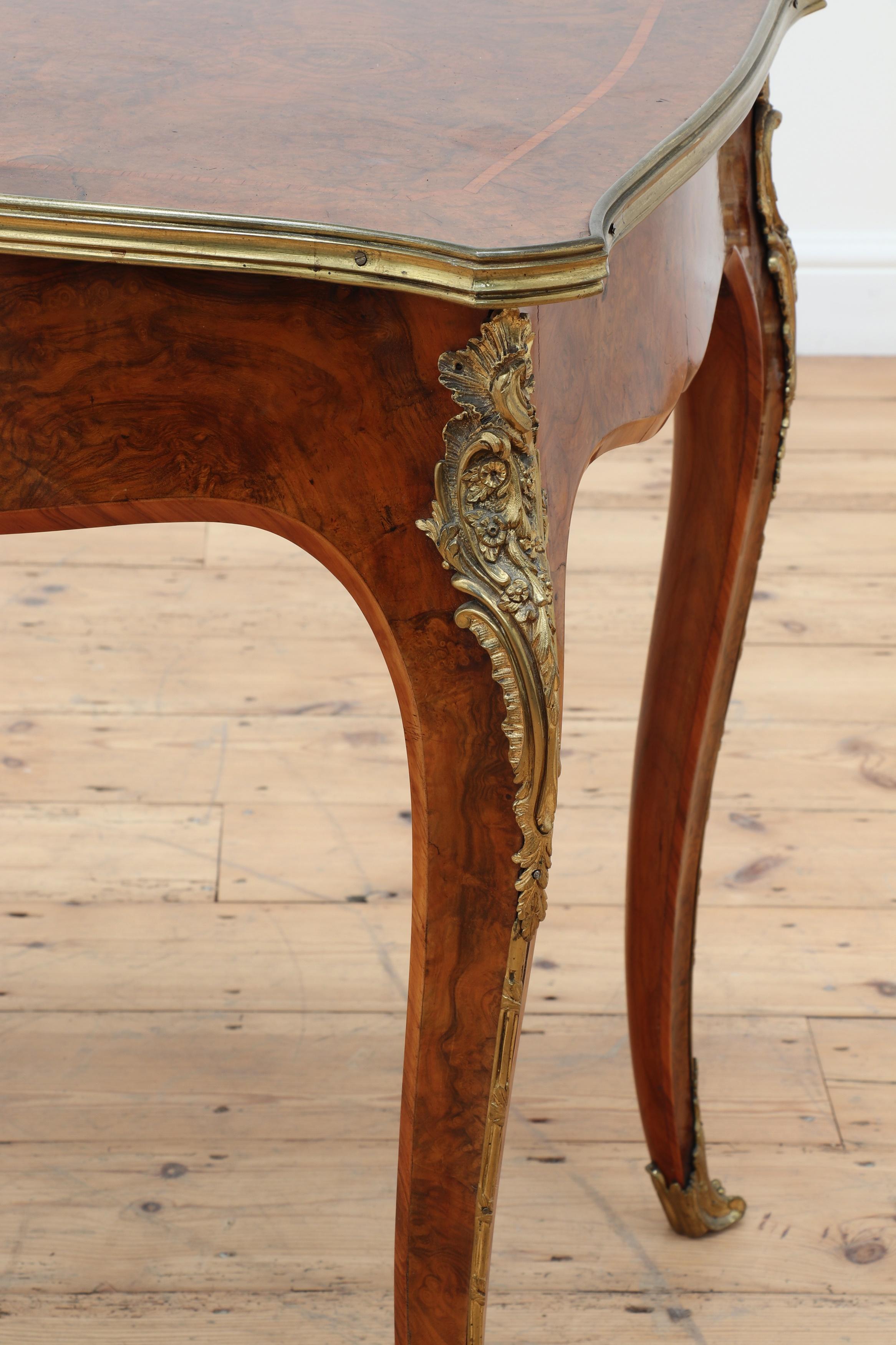 Vergoldeter, bronzebeschlagener Schreibtisch aus Wurzelnussholz, wahrscheinlich von Gillows (Englisch) im Angebot