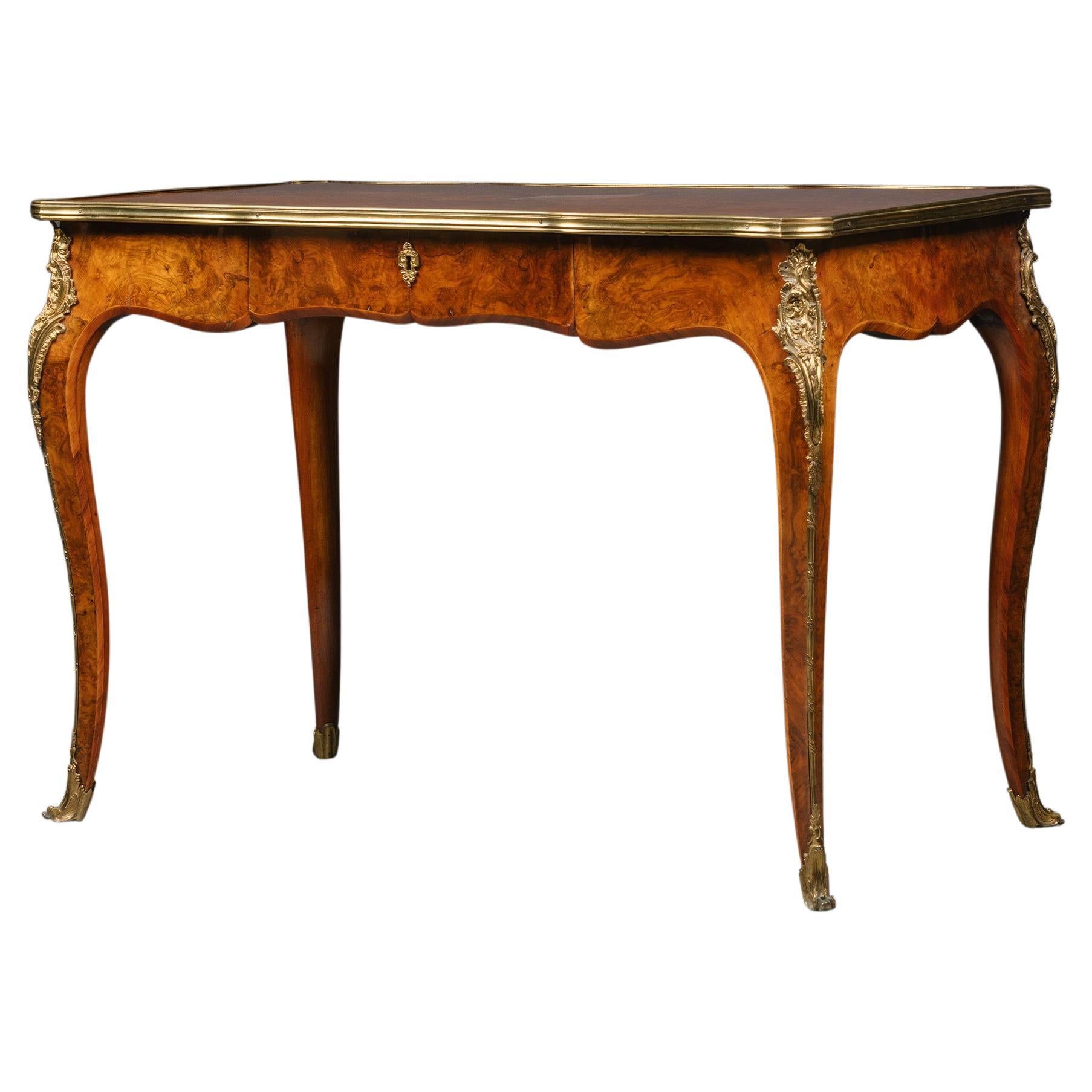 Vergoldeter, bronzebeschlagener Schreibtisch aus Wurzelnussholz, wahrscheinlich von Gillows im Angebot