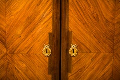 Armario de bronce dorado con tapa de mármol de Pierre Roussel, París, hacia 1745