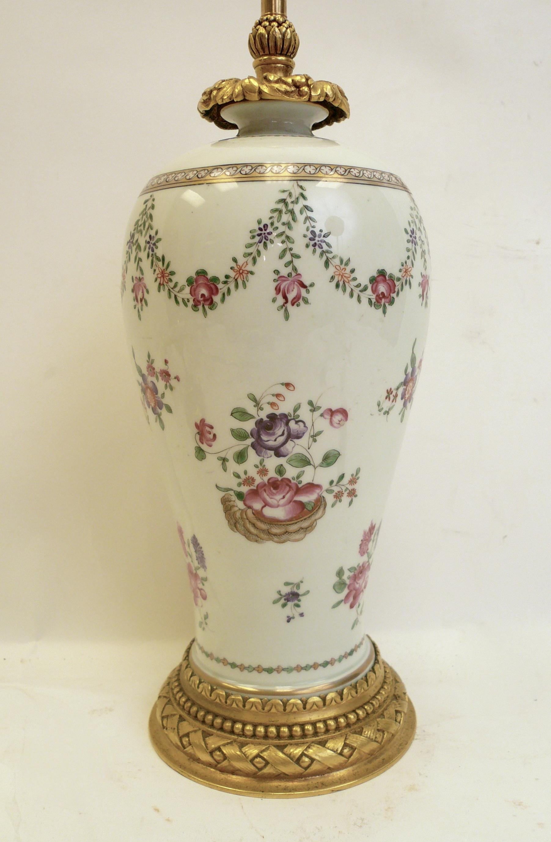 Belle Époque Lampe chinoise d'exportation en porcelaine et bronze doré, par E. F. Caldwell en vente