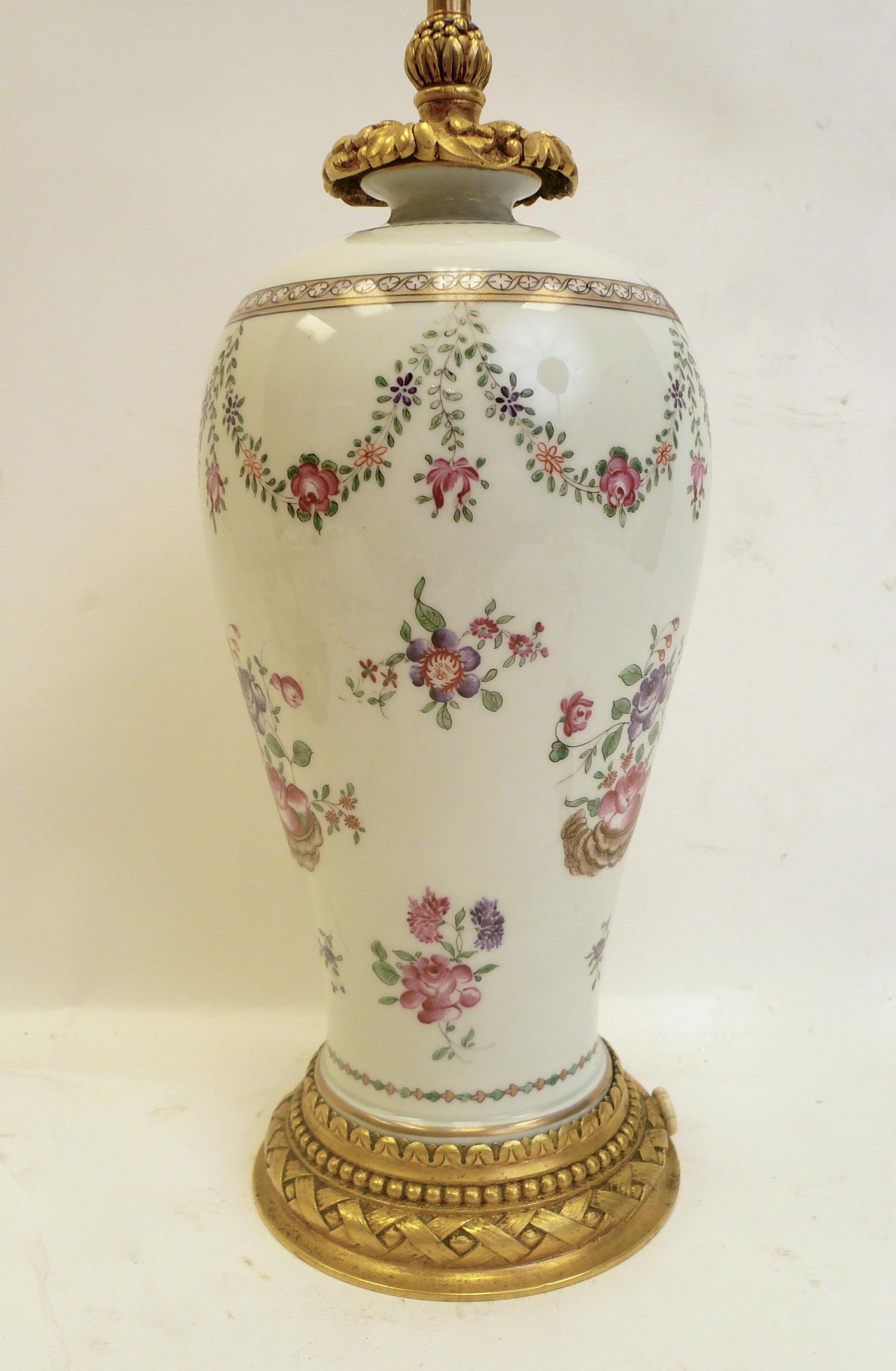 Américain Lampe chinoise d'exportation en porcelaine et bronze doré, par E. F. Caldwell en vente