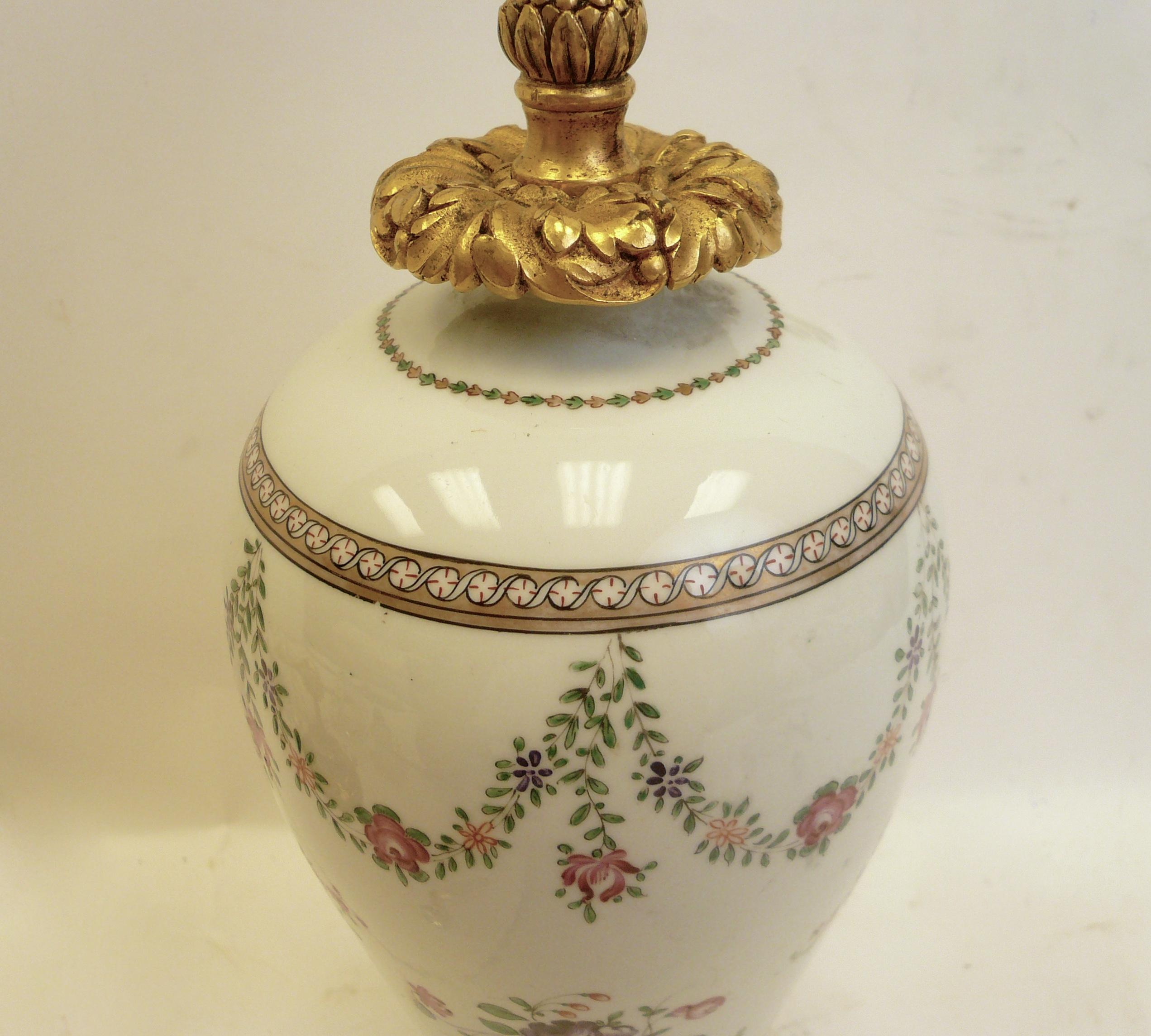 20ième siècle Lampe chinoise d'exportation en porcelaine et bronze doré, par E. F. Caldwell en vente