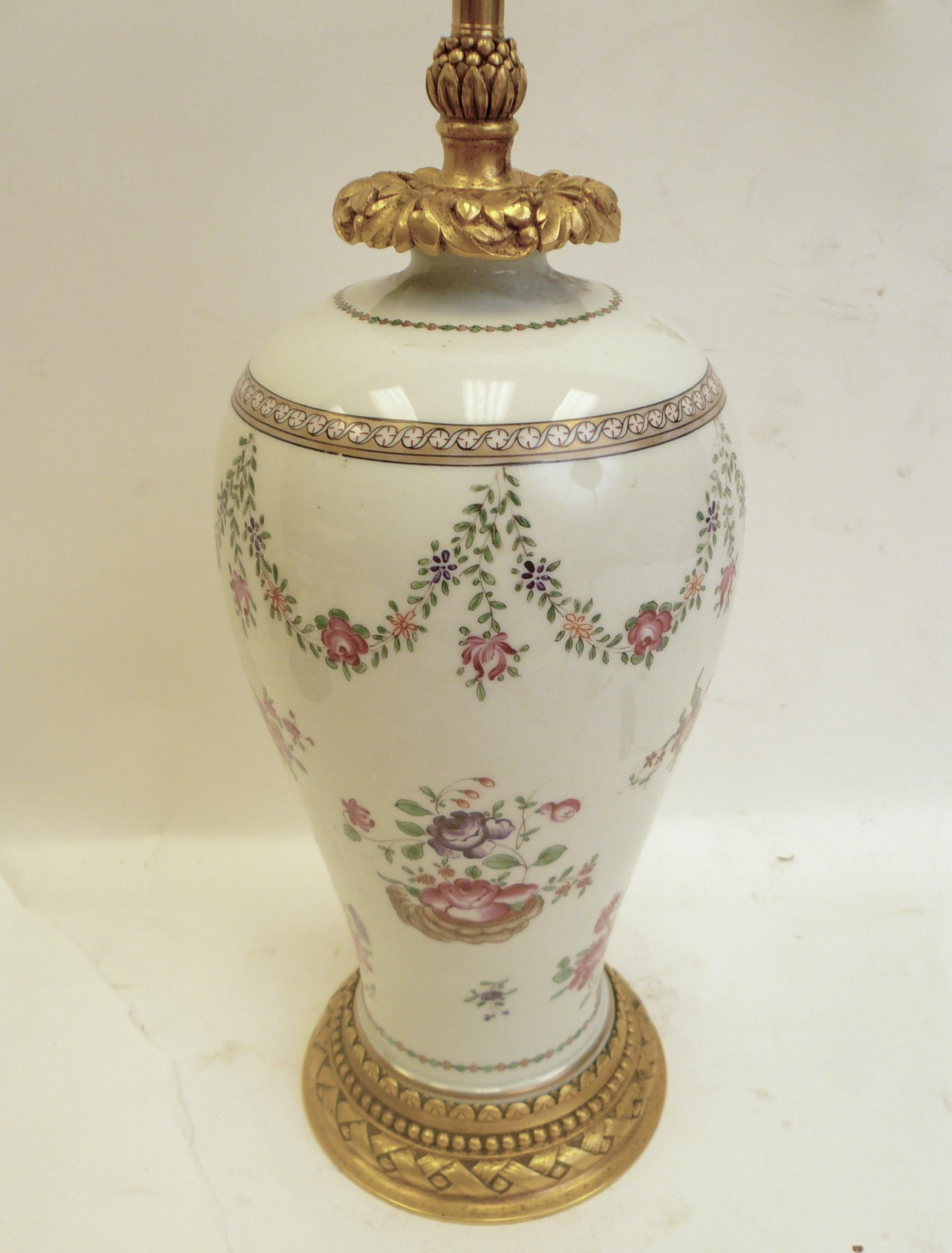 Lampe chinoise d'exportation en porcelaine et bronze doré, par E. F. Caldwell en vente 1