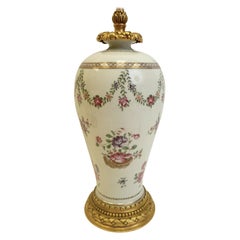 Lampe chinoise d'exportation en porcelaine et bronze doré, par E. F. Caldwell