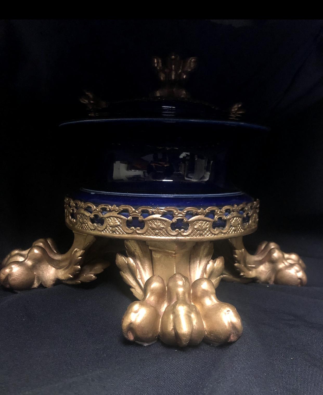 italien Centre de table en porcelaine bleu cobalt monté sur bronze doré