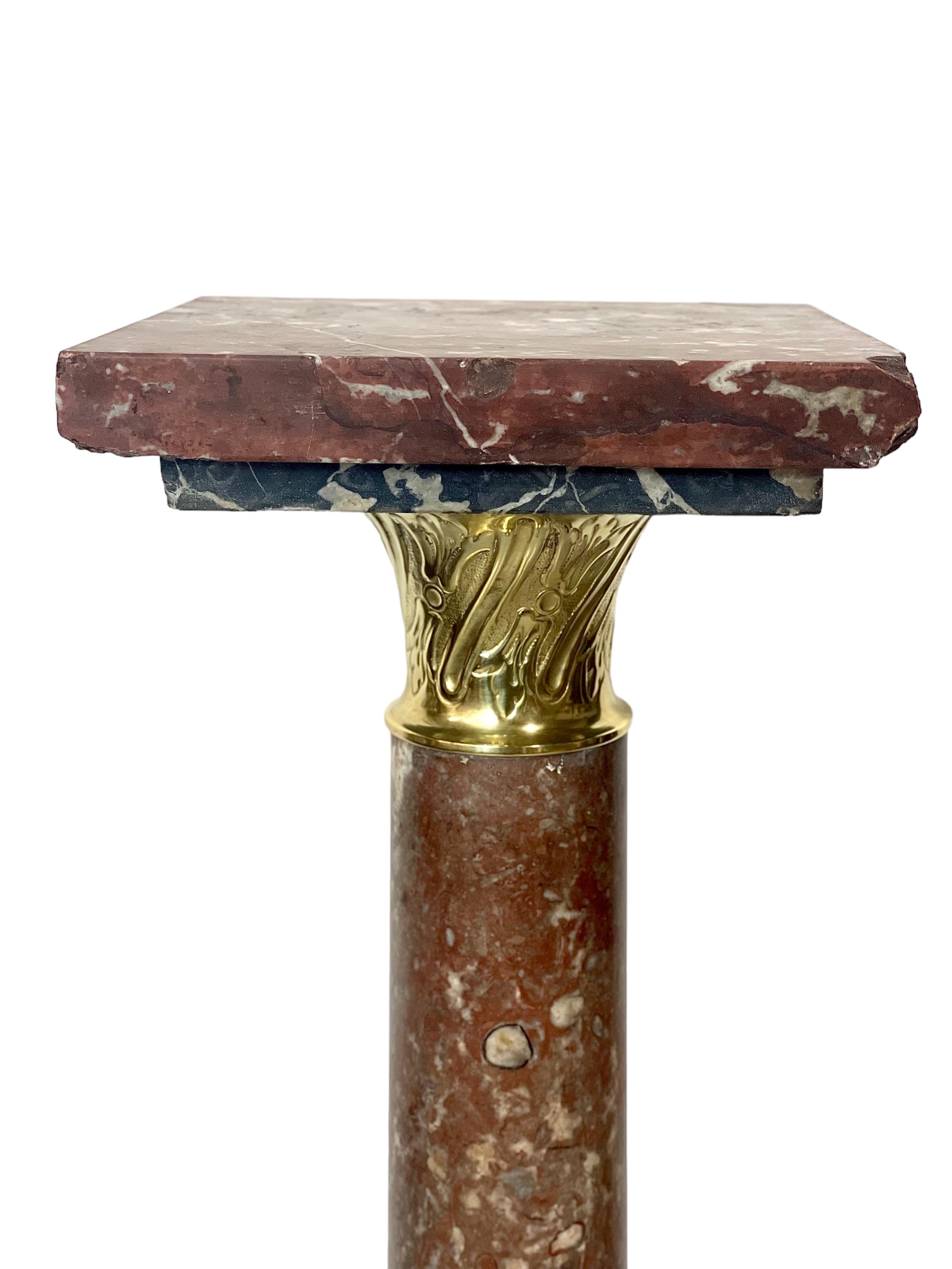 Louis XVI Deep Red Marble Pedestal mit vergoldeter Bronze  (Louis XVI.) im Angebot