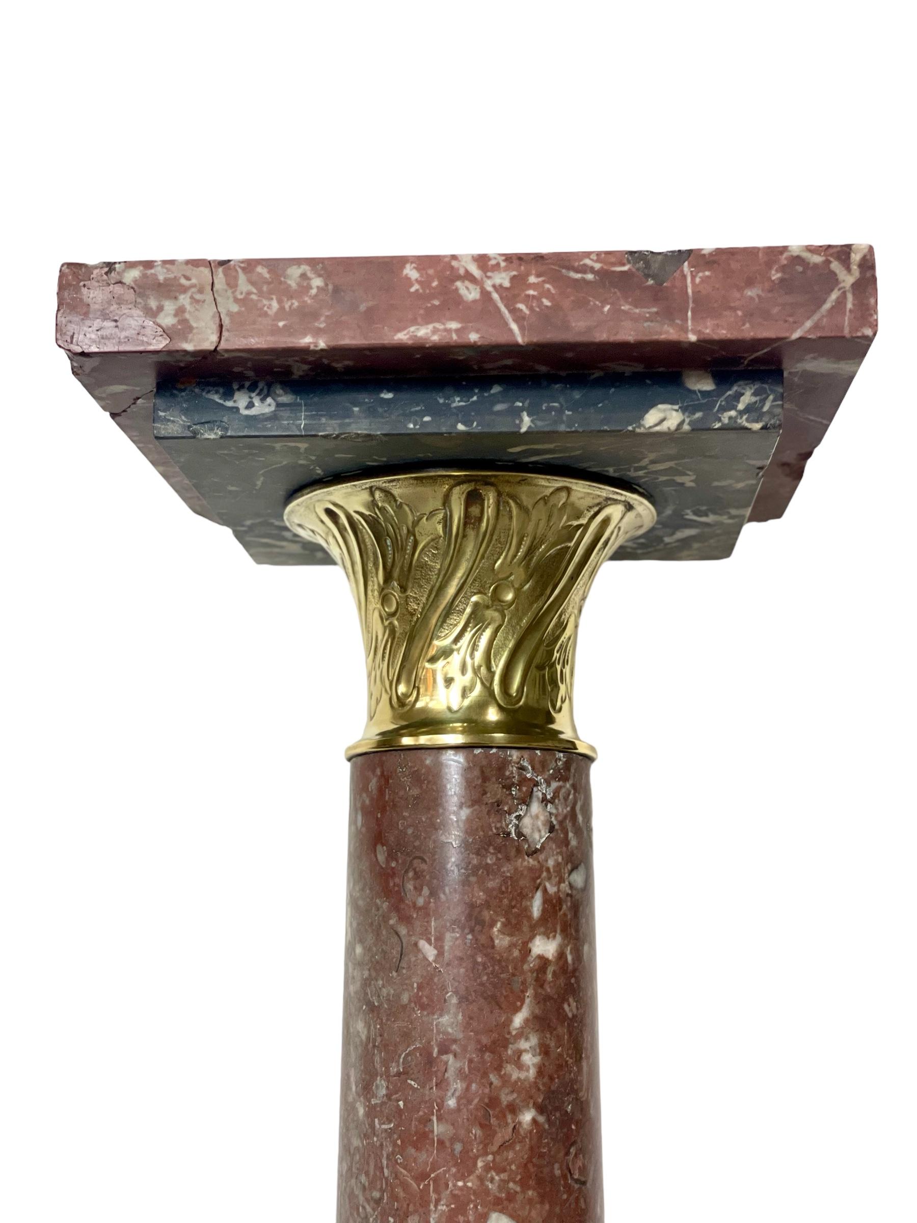 Louis XVI Deep Red Marble Pedestal mit vergoldeter Bronze  (Französisch) im Angebot