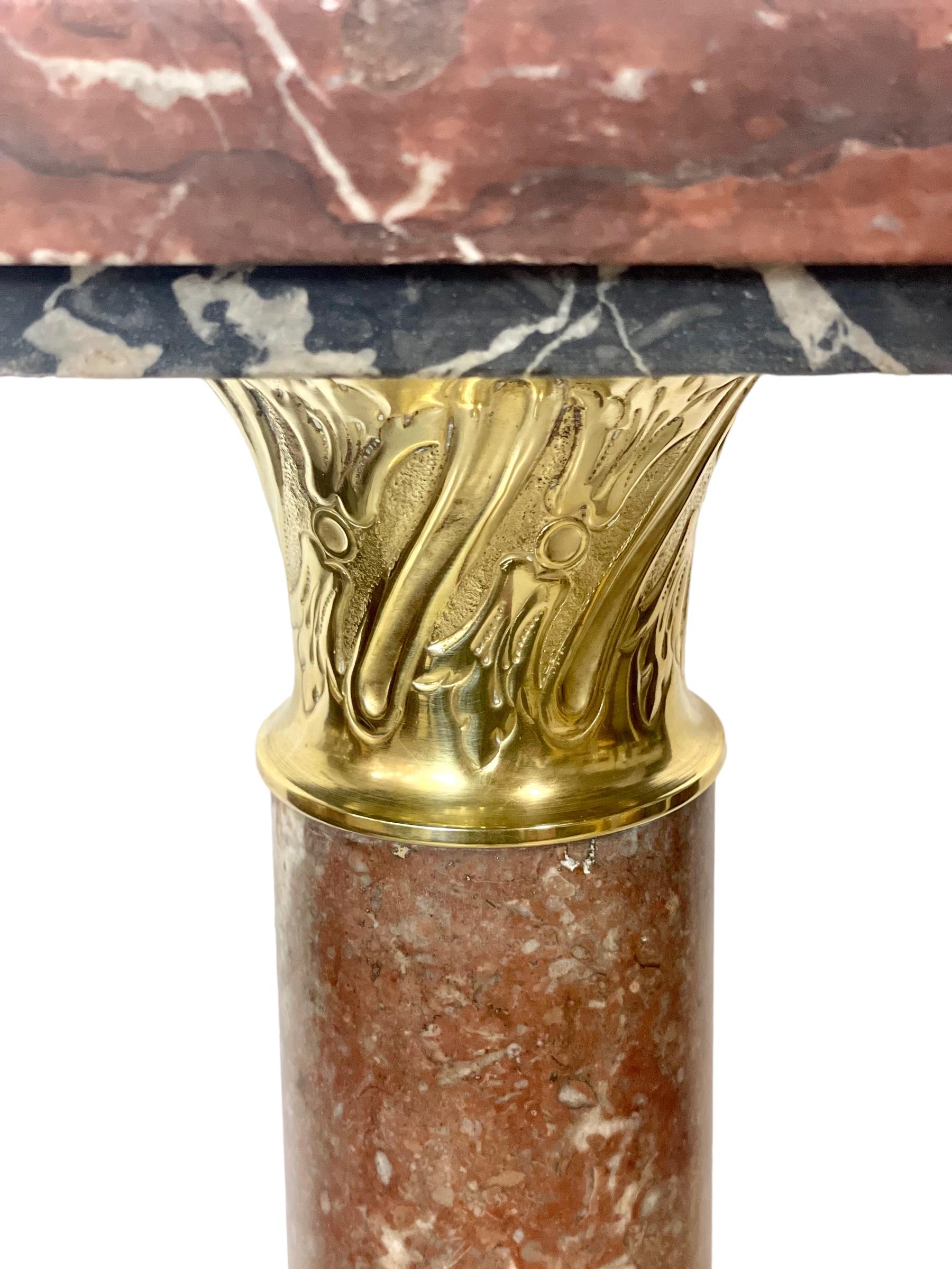 Louis XVI Deep Red Marble Pedestal mit vergoldeter Bronze  im Zustand „Gut“ im Angebot in LA CIOTAT, FR